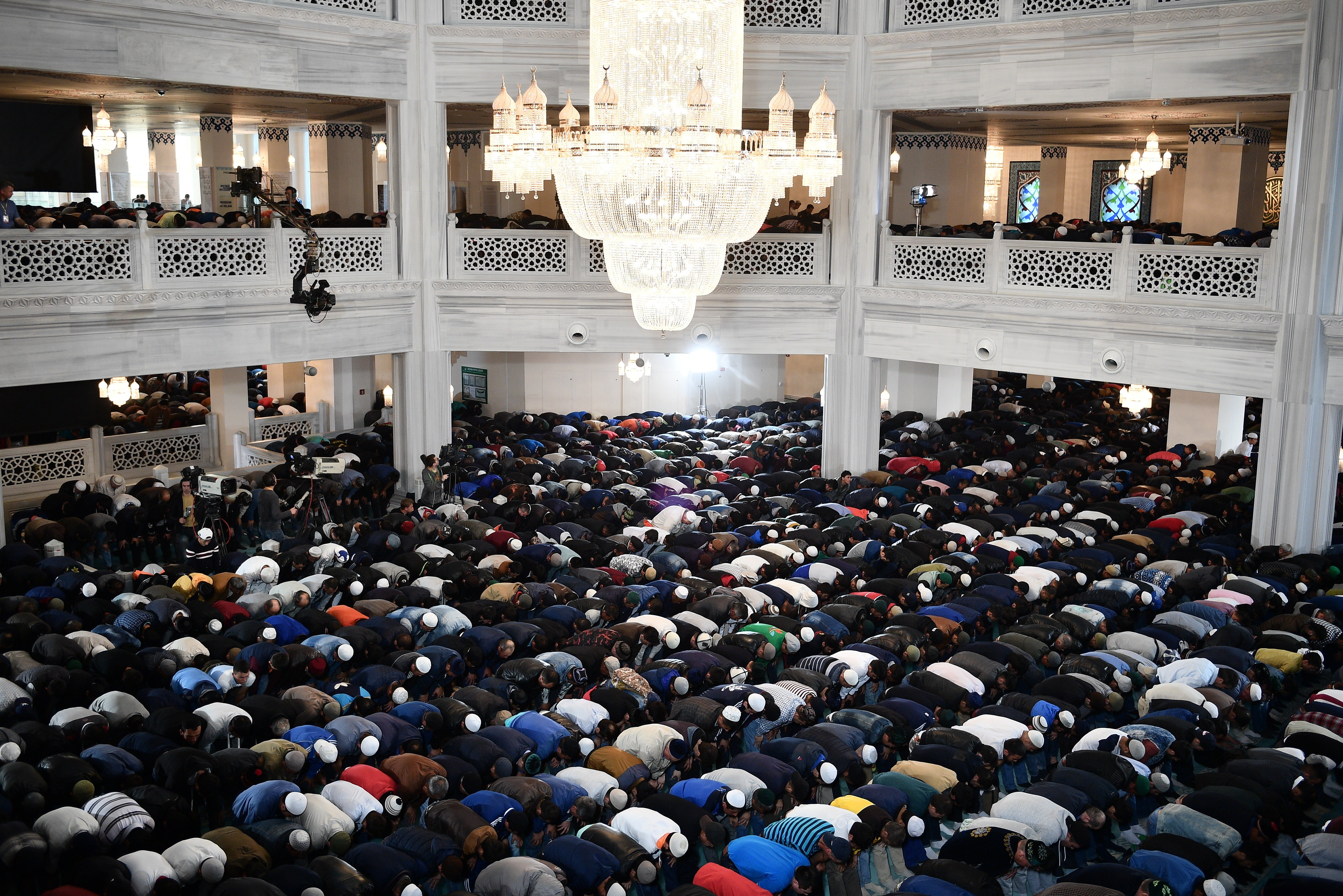 Мусульмане в день праздника Курбан-байрам в Московской Соборной мечети. Фото: &copy;РИА Новости/Рамиль Ситдиков