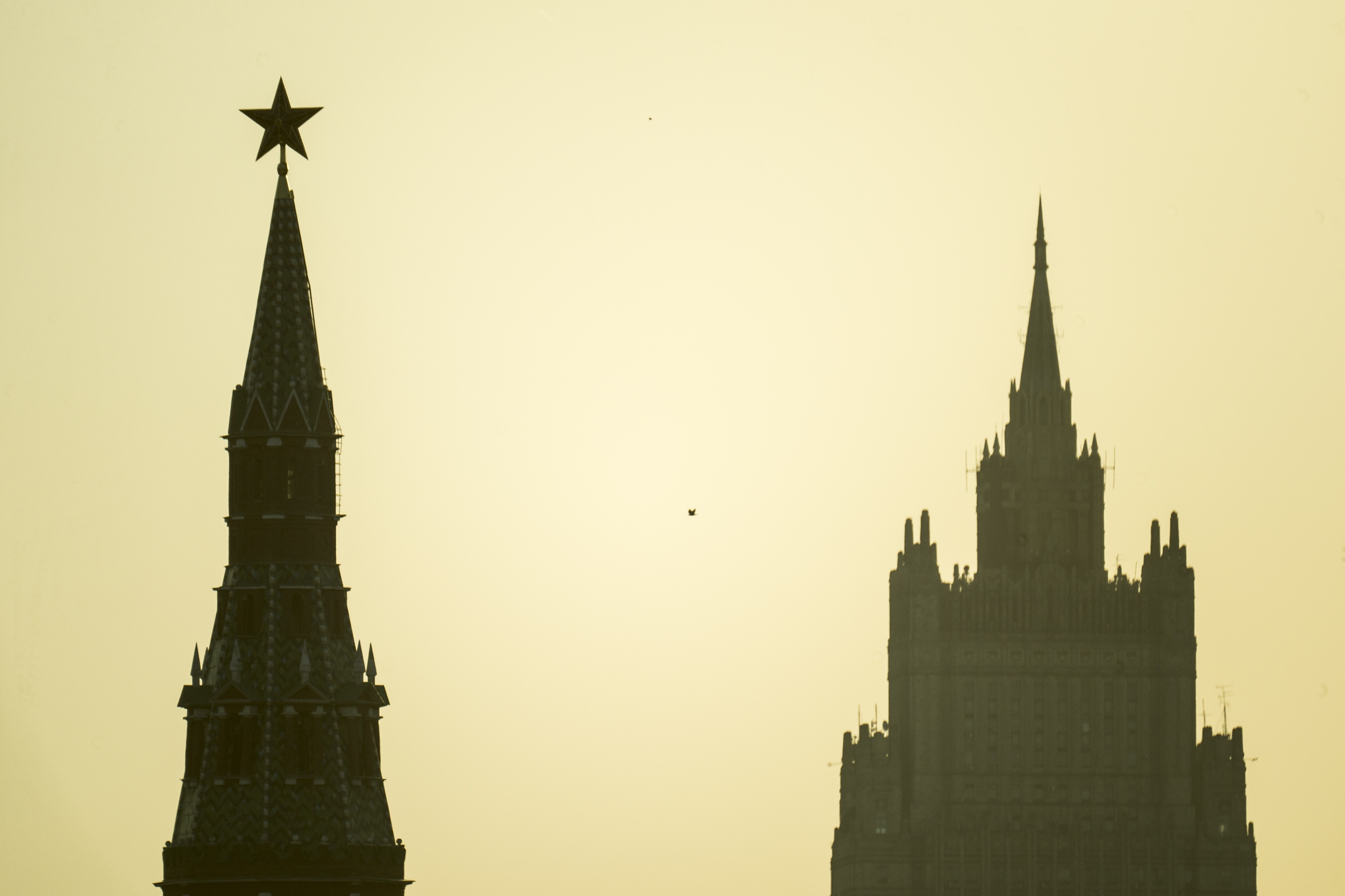 Башня Московского Кремля (слева) и высотное здание министерства иностранных дел РФ. Фото: &copy; РИА Новости/Евгений Биятов