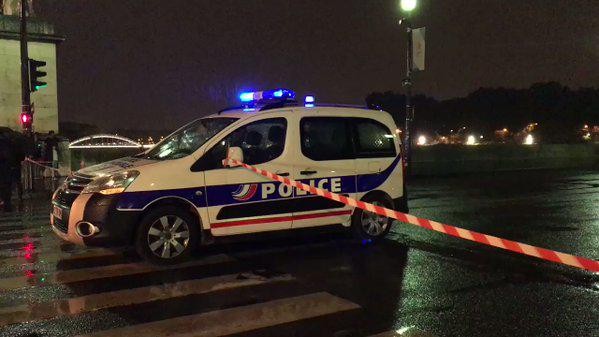 Полиция Парижа оцепила территорию возле Эйфелевой башни. Фото: &copy; Twitter/Charlotte Dubenskij&rlm;