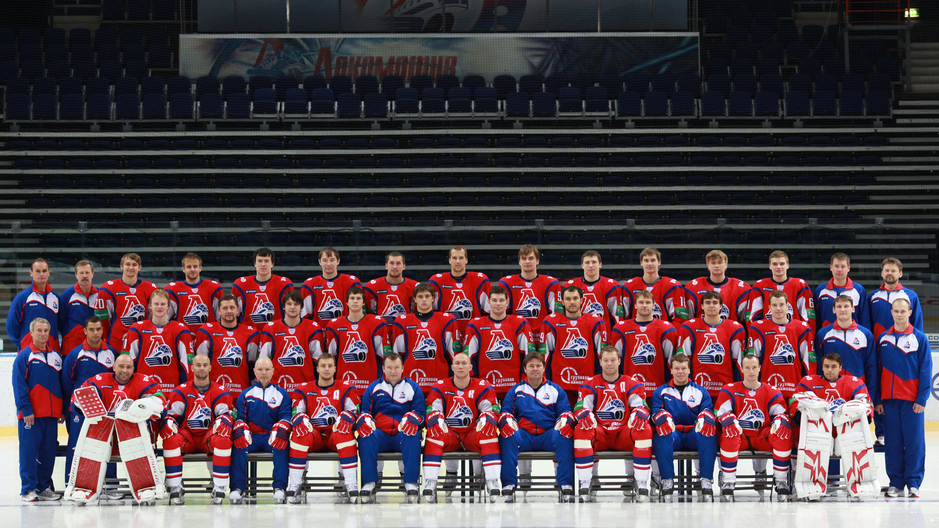 Члены хоккейного клуба "Локомотив" во время официальной предсезонной фотосессии 21 августа 2011 года. Фото: © РИА Новости/Ярослав Неелов