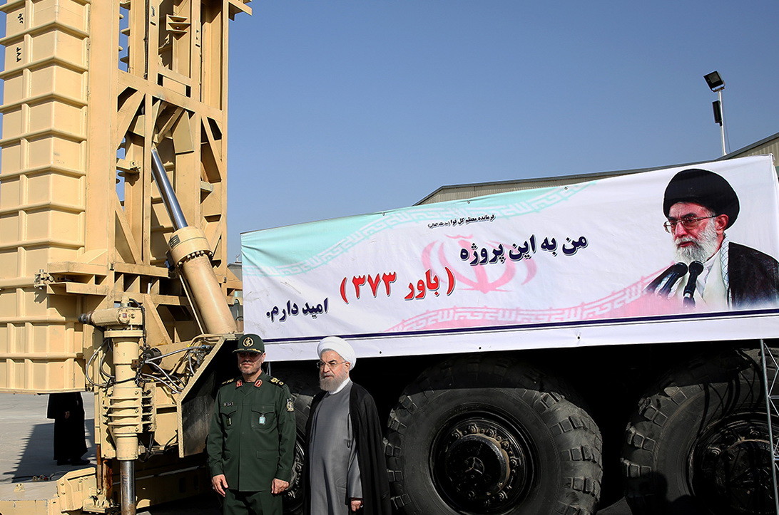 Президент Ирана Хасан Рухани на фоне ЗРК "Бавар-373". Фото: &copy; http://president.ir/