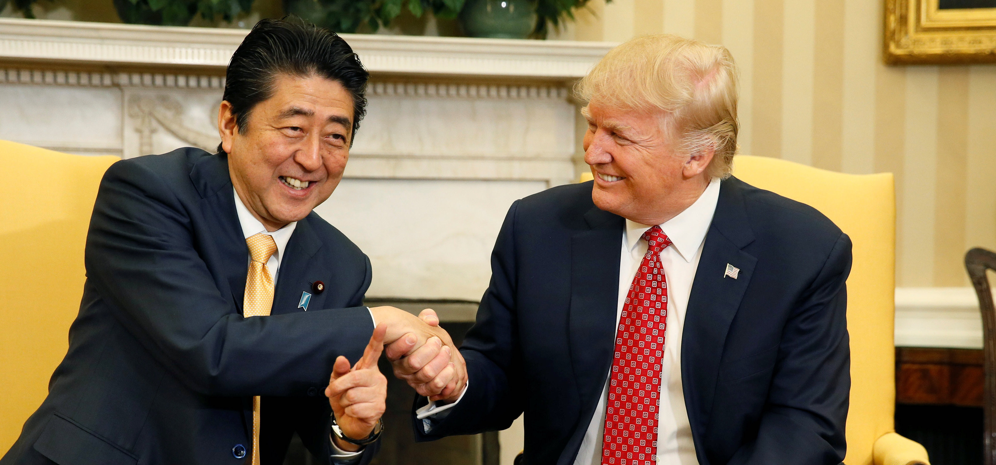 Премьер-министр Японии Синдзо Абэ и президент США Дональд Трамп. Фото: &copy; &nbsp;REUTERS/Jim Bourg