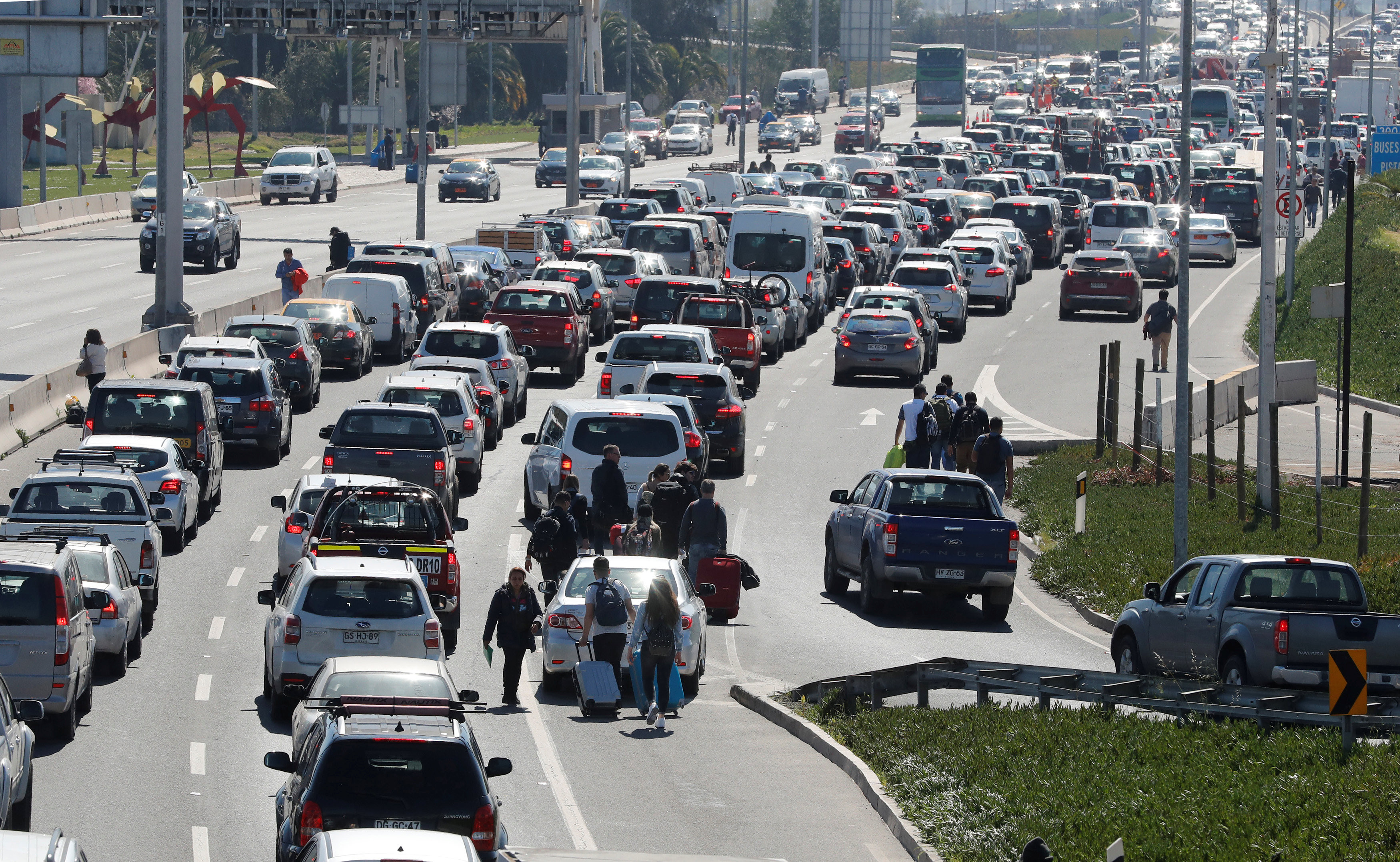 <p><span>Люди, идущие по шоссе через пробку. Фото &copy; REUTERS/Stringer</span></p>
