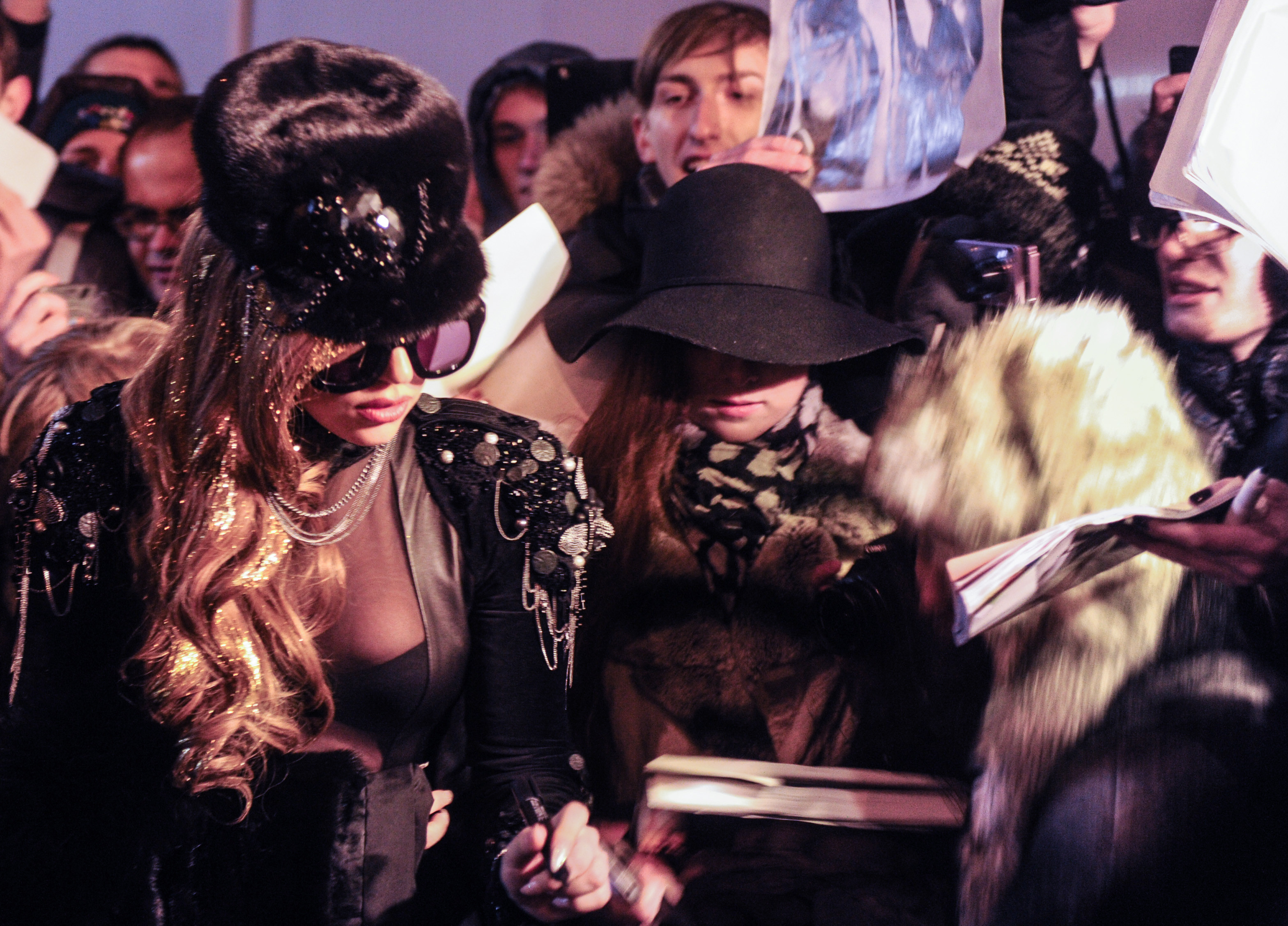 Американская певица Леди Гага общается с поклонниками. &copy; РИА Новости/Владимир Астапкович