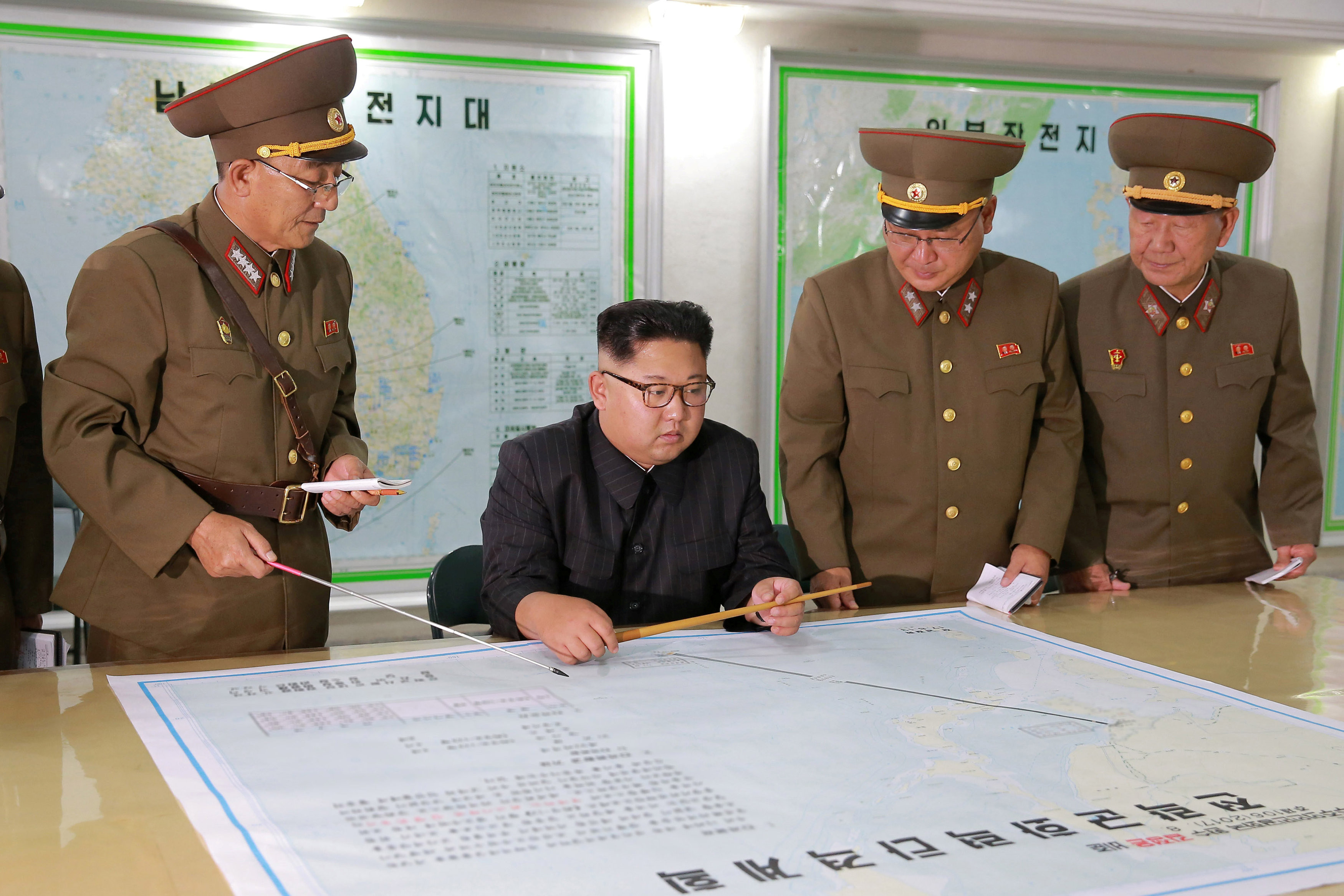 Ким Чен Ын и северокорейские военные. Фото: &copy;&nbsp;KCNA/via REUTERS