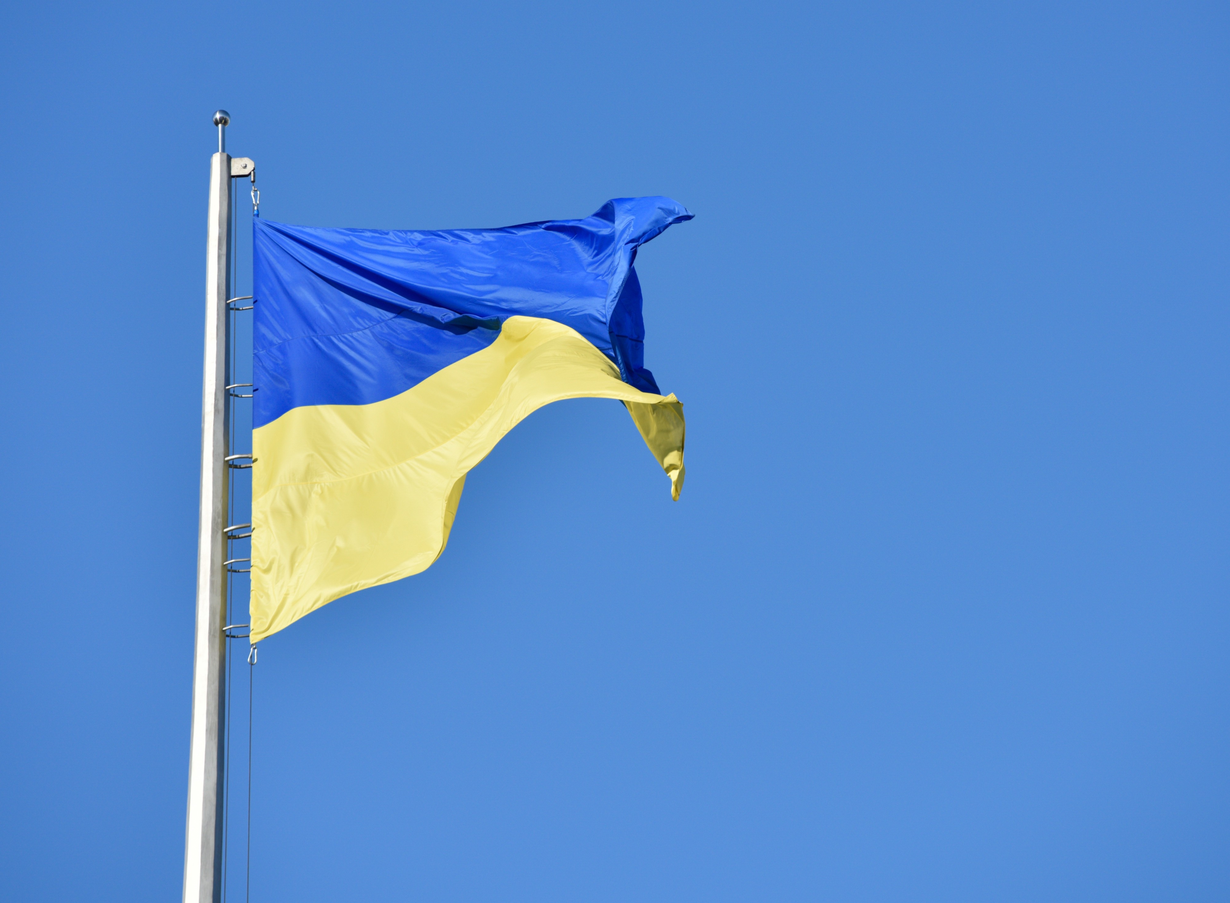 Флаг Украины на здании гостиницы "Украина" в Киеве. Фото &copy; РИА Новости/Стрингер.
