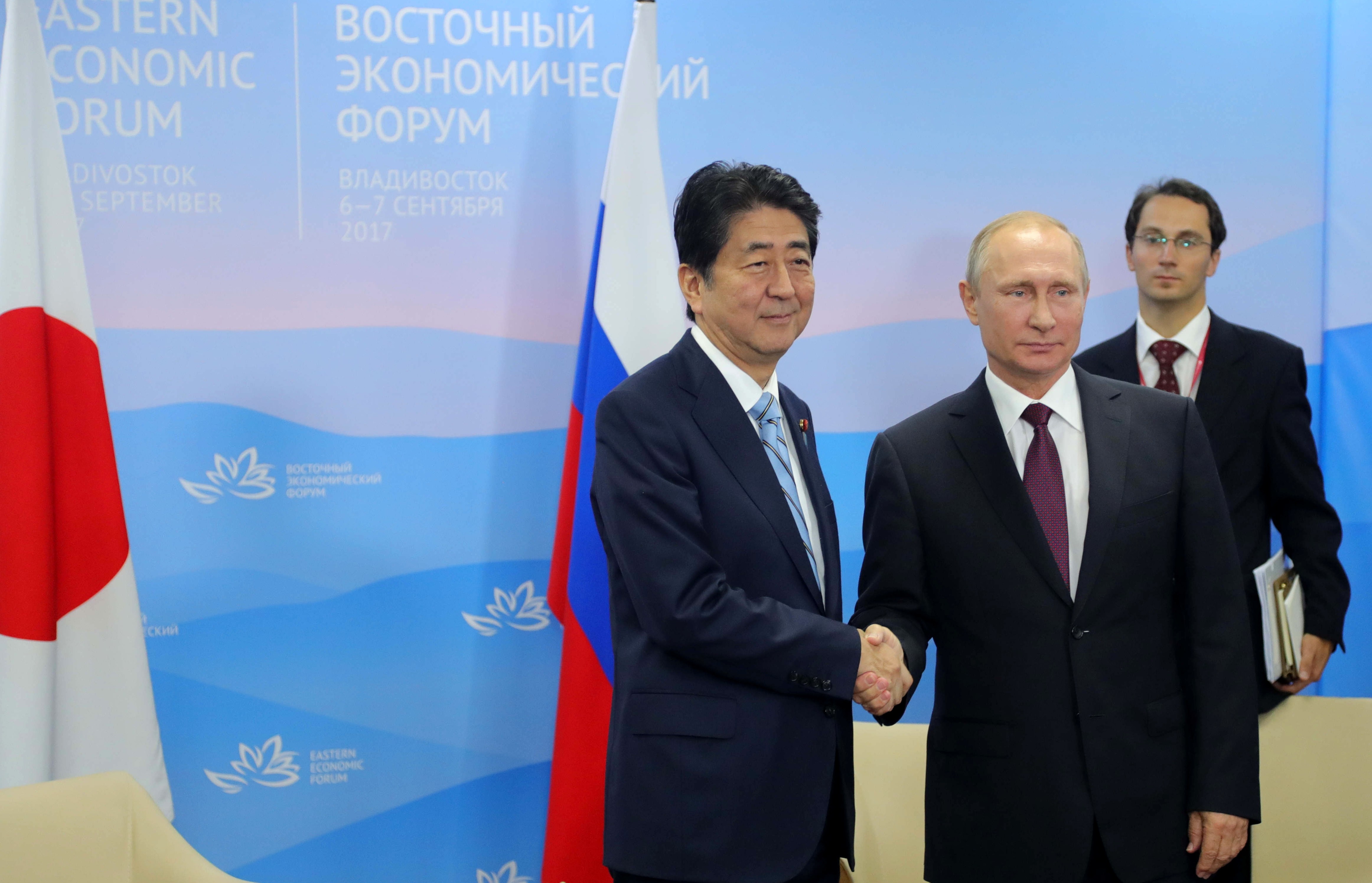 Президент РФ Владимир Путин и премьер-министр Японии Синдзо Абэ (слева). Фото: &copy;РИА Новости/Михаил Климентьев