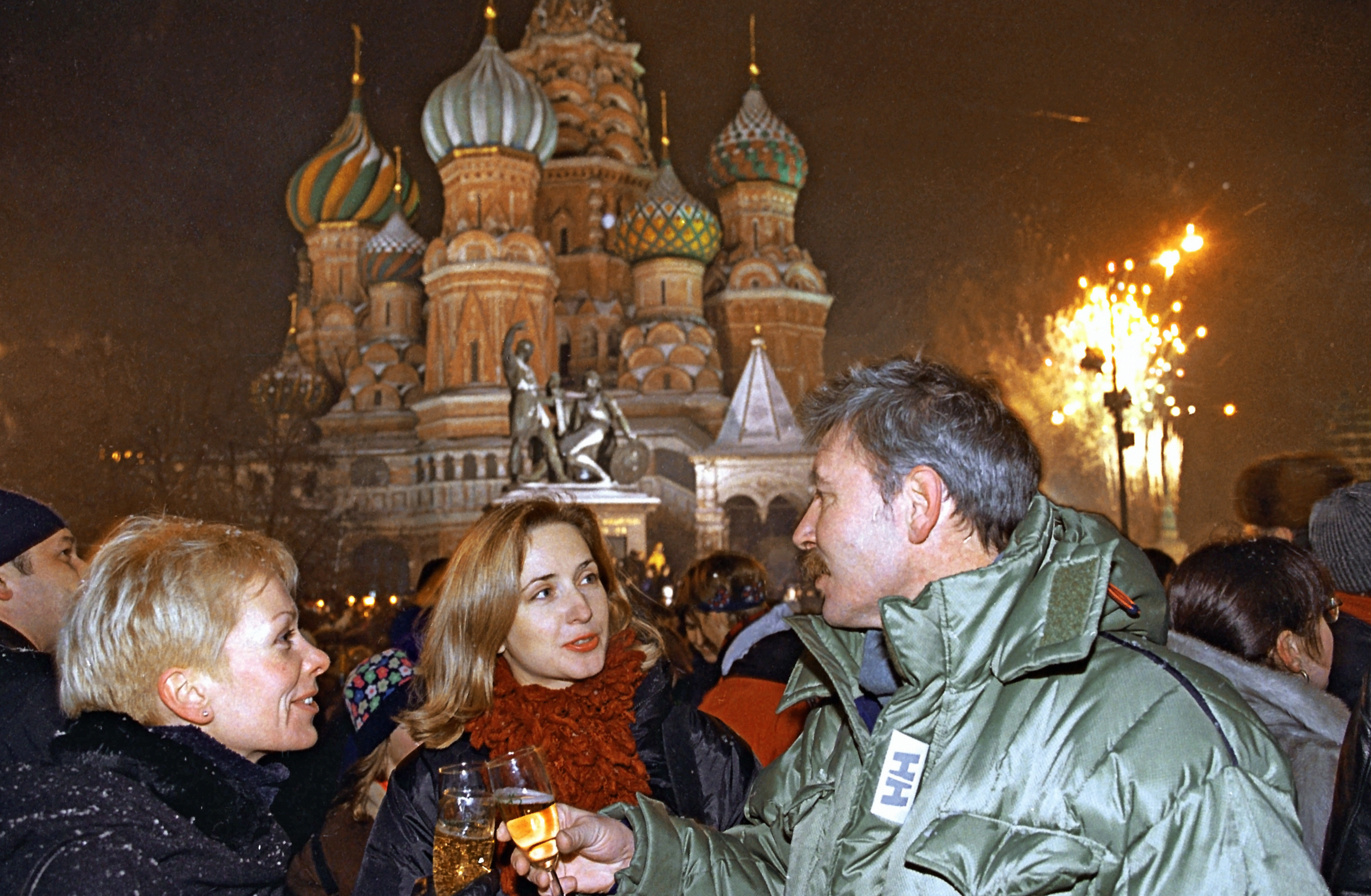 Новый 2000 год в россии. Москва 2000 год. 2000 Год встреча. Встреча на красной площади. Новый год 2000 Москва.