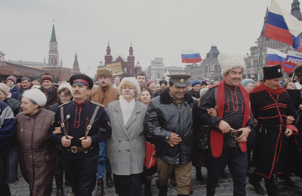 1992 год. Демонстрация на Красной площади в поддержку Бориса Ельцина и российского правительства.