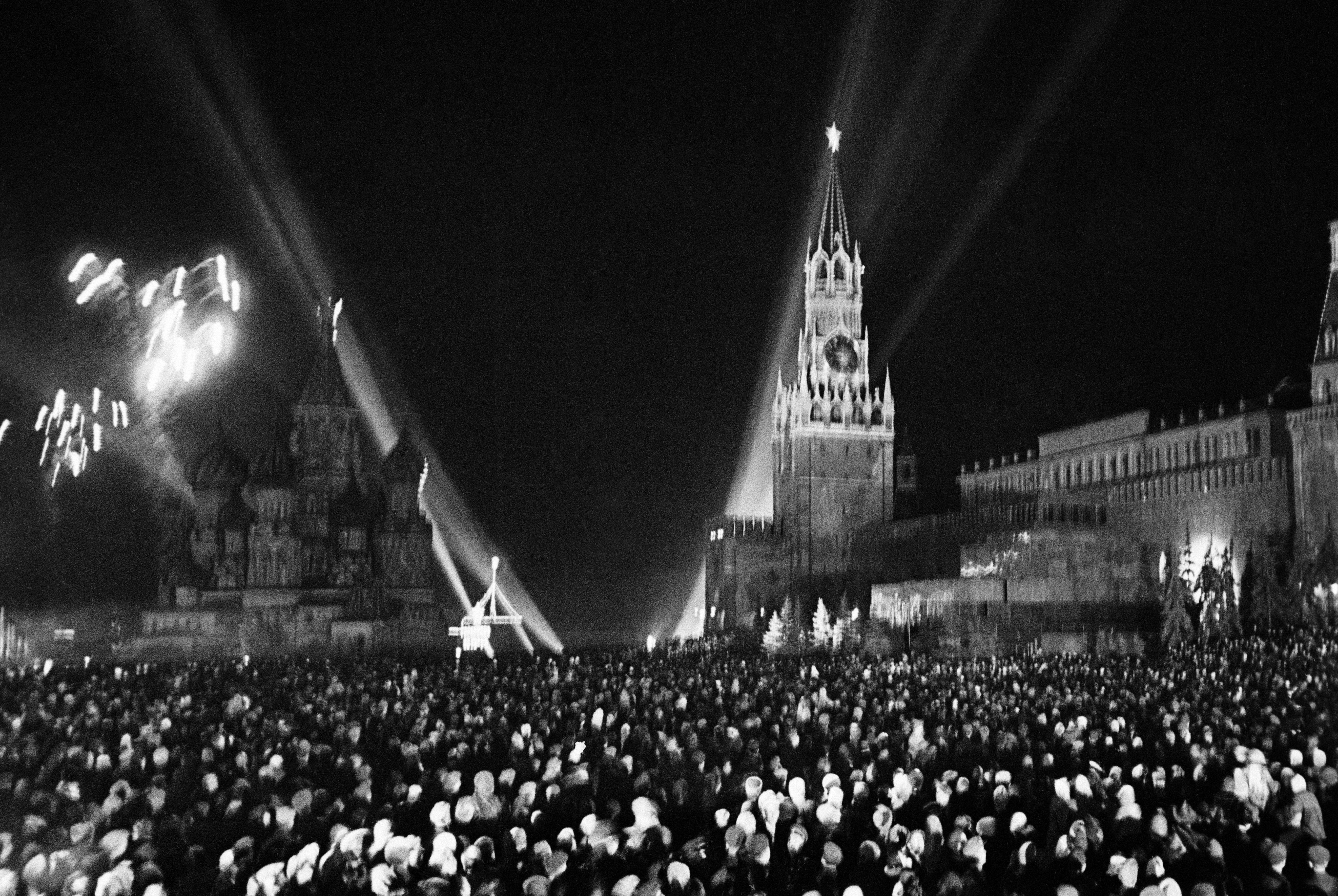 1945 год. Салют Победы. Праздник на Красной площади. Фото: © РИА Новости