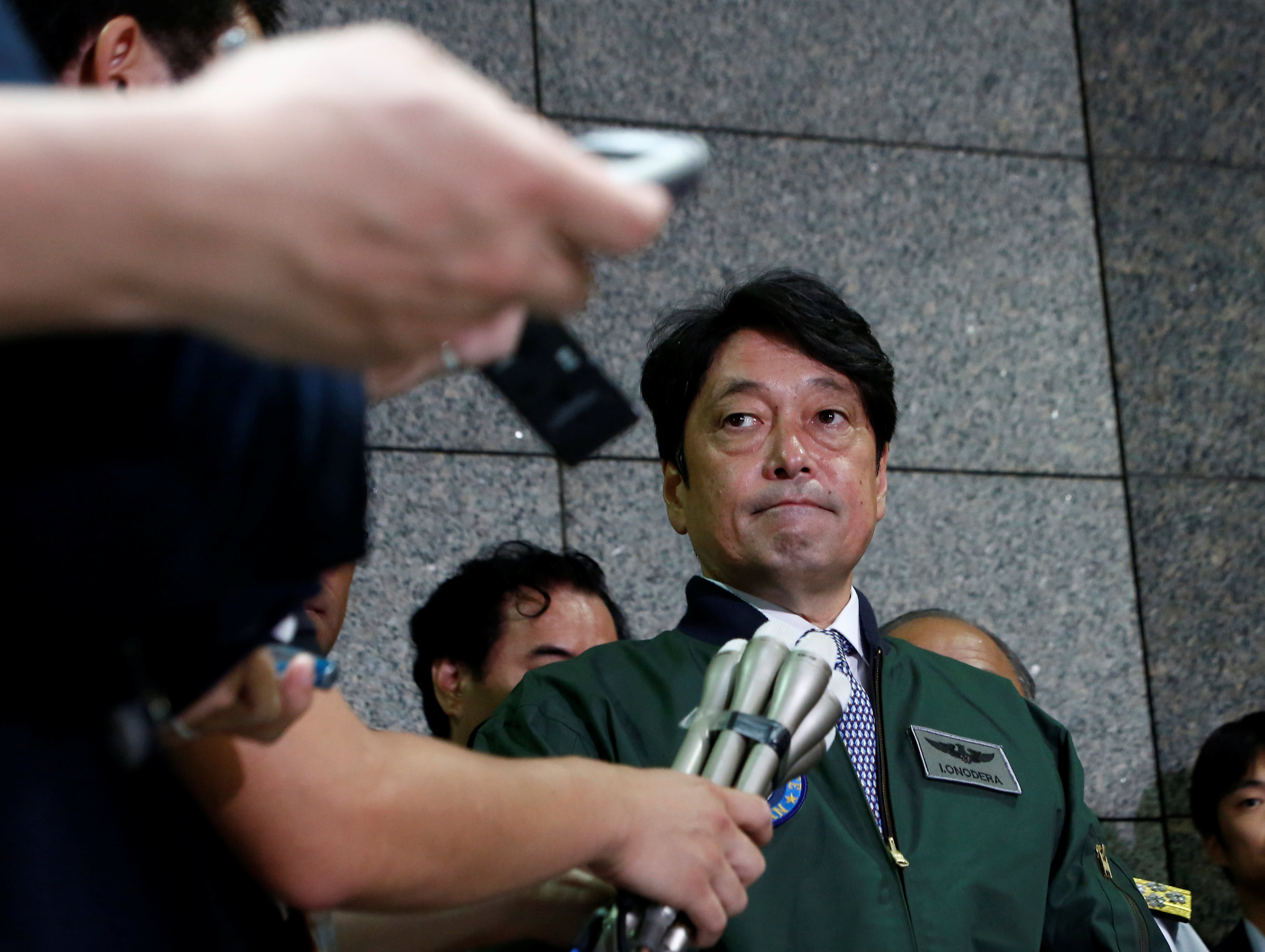 Япония угрожает. Министр обороны Японии Ясукадзу Хамада. МО-на Япония. Корейский политик в Японии. Киси Минобороны Японии.