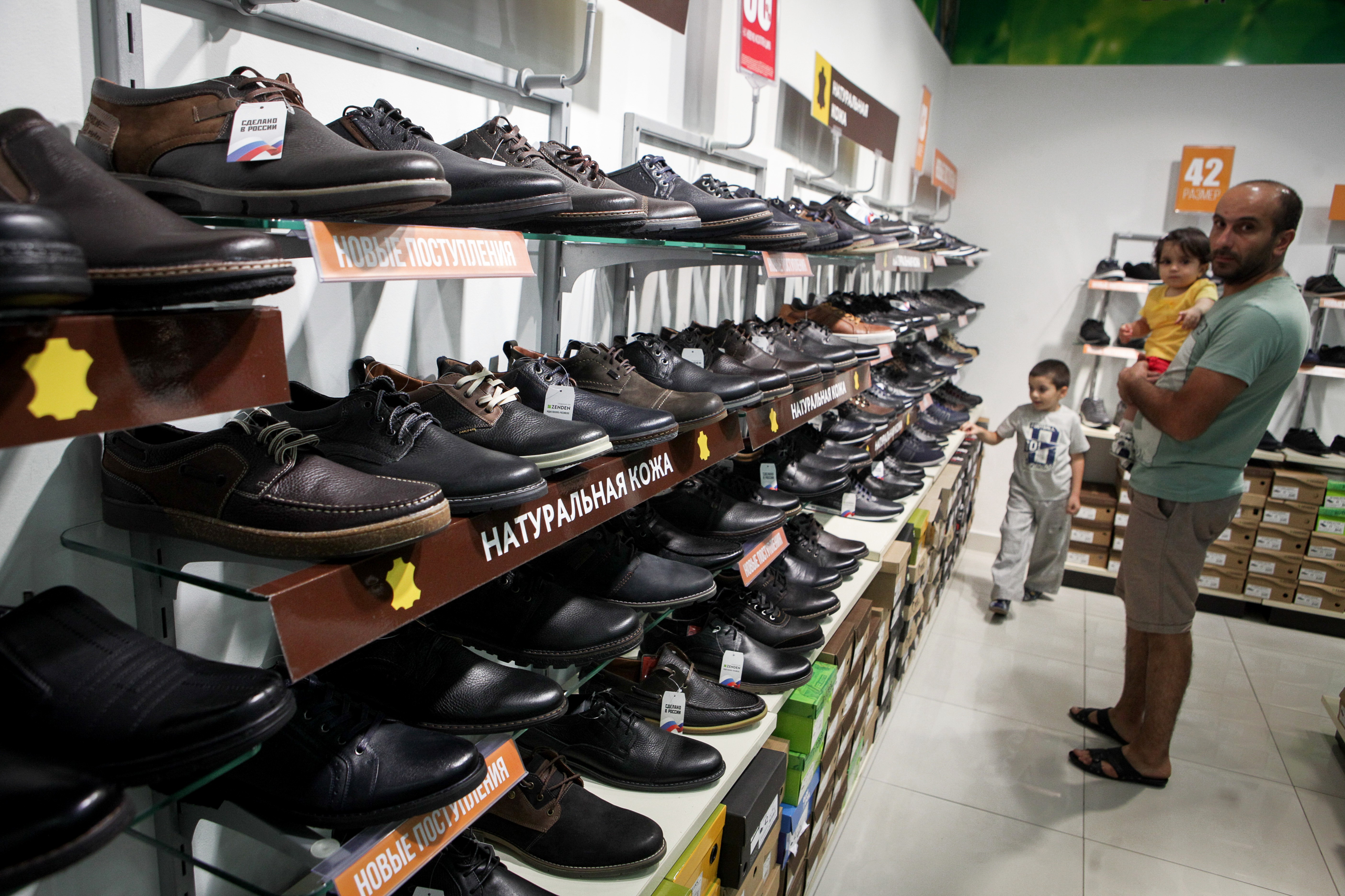 Много одежды и обуви магазин. Магазин мужской обуви. Рынок обуви. Рынок мужской обуви. Обувные товары.