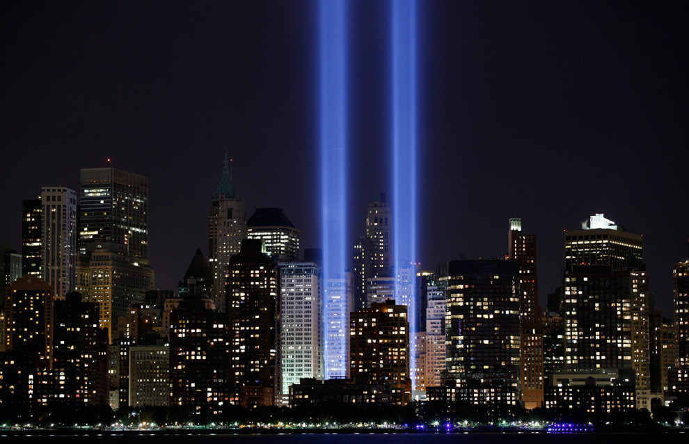 Каждый год 11 сентября в память о жертвах трагедии власти Нью-Йорка подсвечивают место, где находились башни-близнецы, уничтоженные террористами. На их месте сейчас расположен памятный мемориал. Фото: © REUTERS/Gary Hershorn