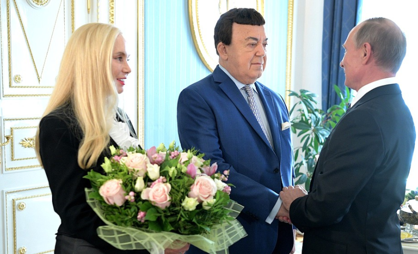 Владимир Путин поздравил Иосифа Кобзона. Слева — супруга певца Нинель Кобзон. Фото: Сайт президента РФ