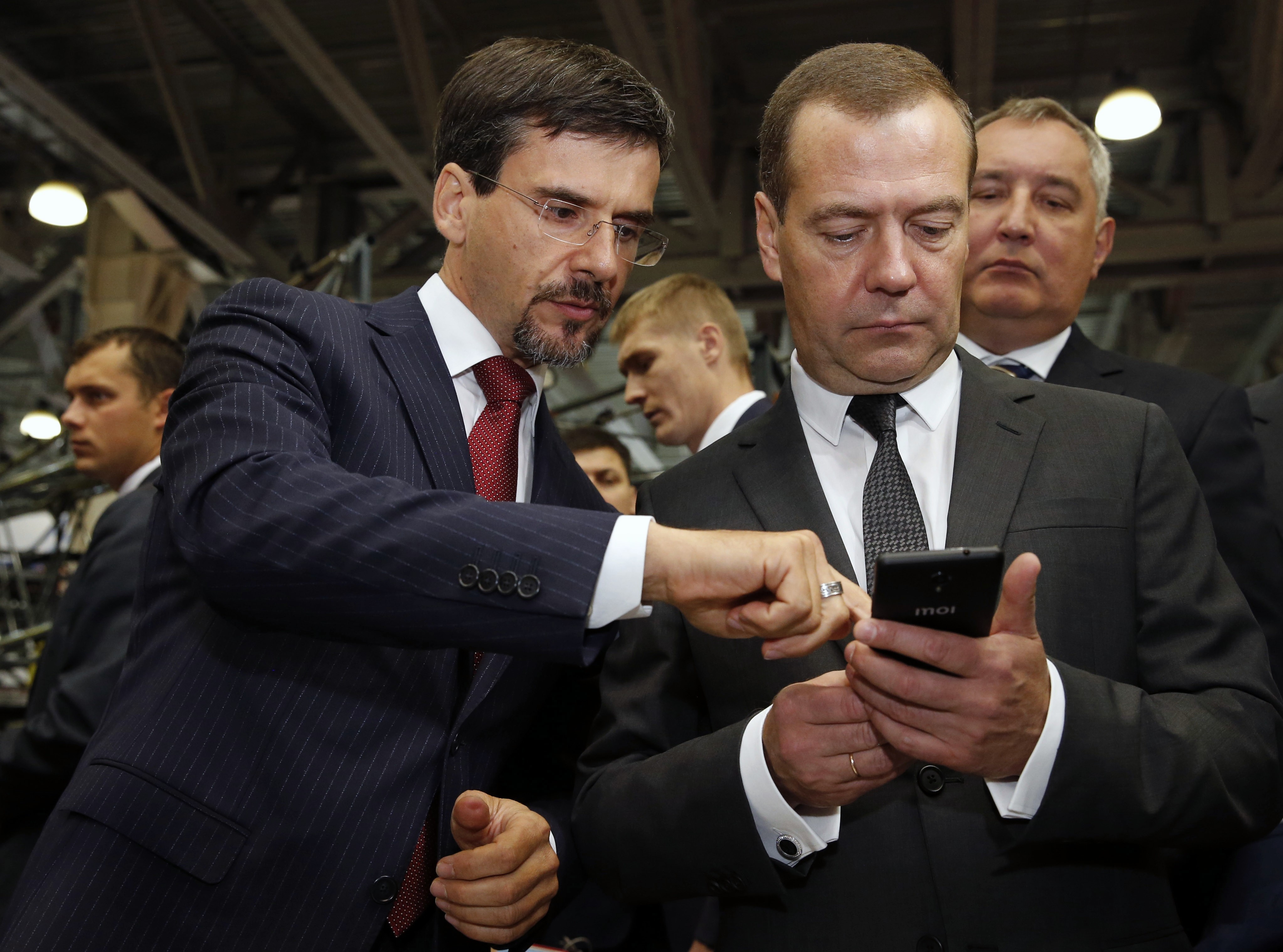 Бывший подарил телефон. Российский смартфон Медведев. Медведев и гаджеты. Медведев с телефоном.