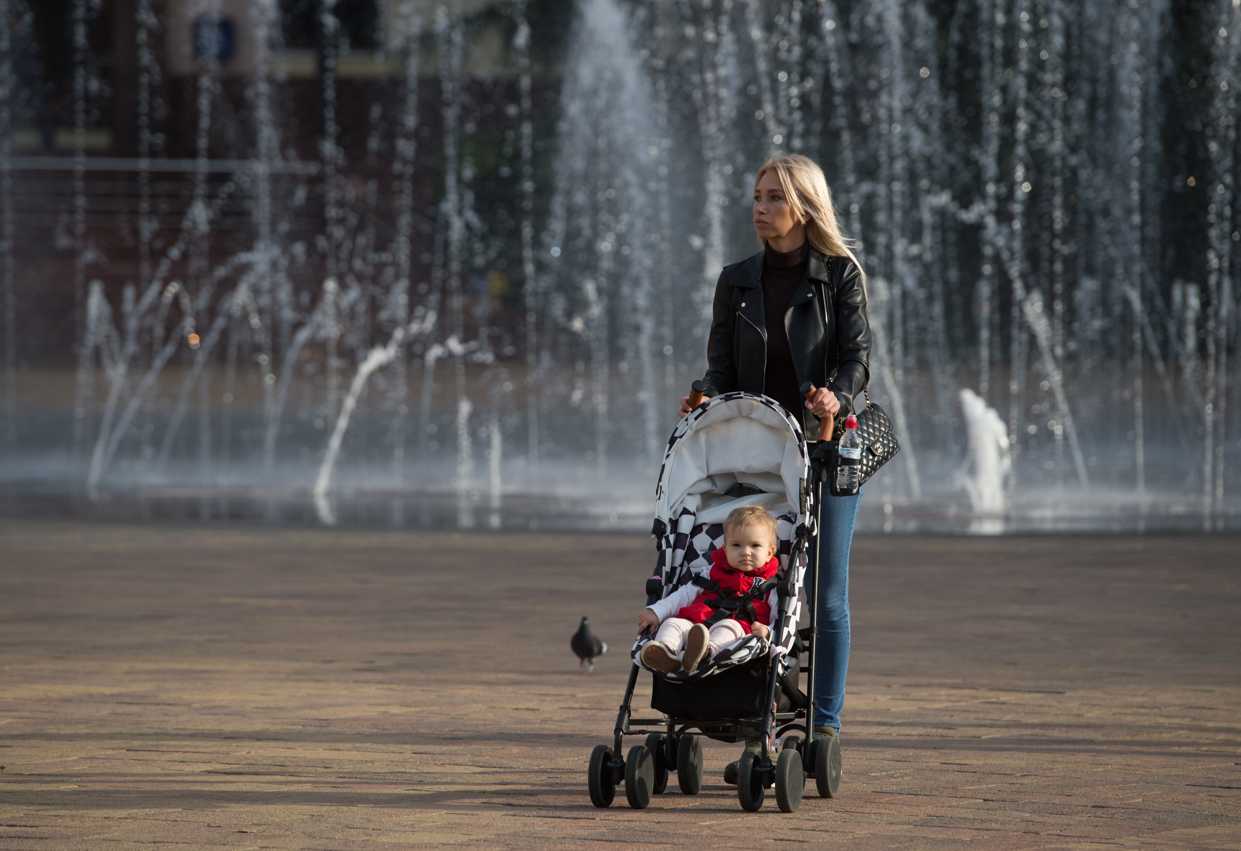 Женщина с коляской. Фото &copy; РИА Новости/Нина Зотина