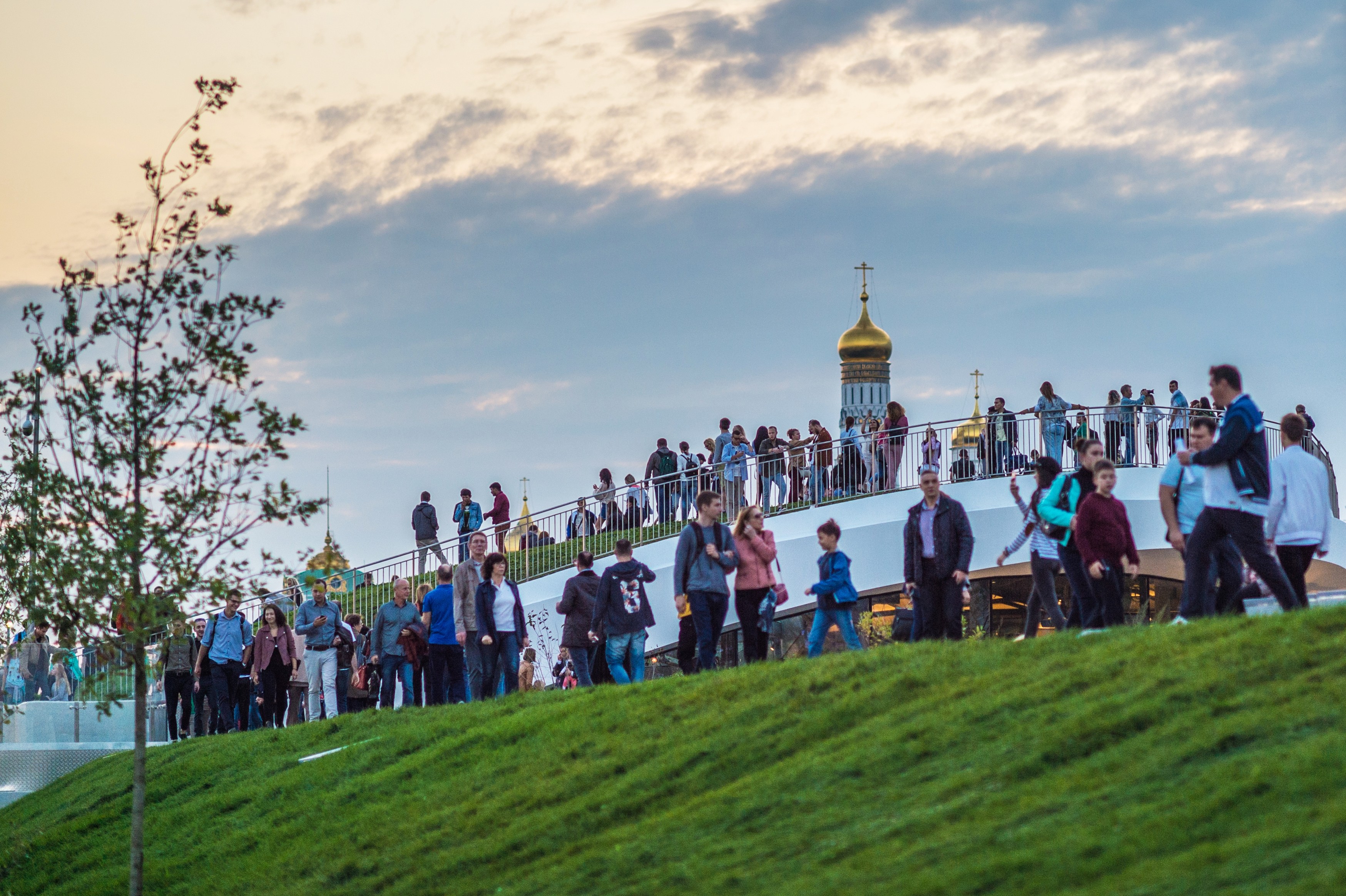 Посетители парка "Зарядье". Фото: &copy; РИА Новости/Владимир Сергеев