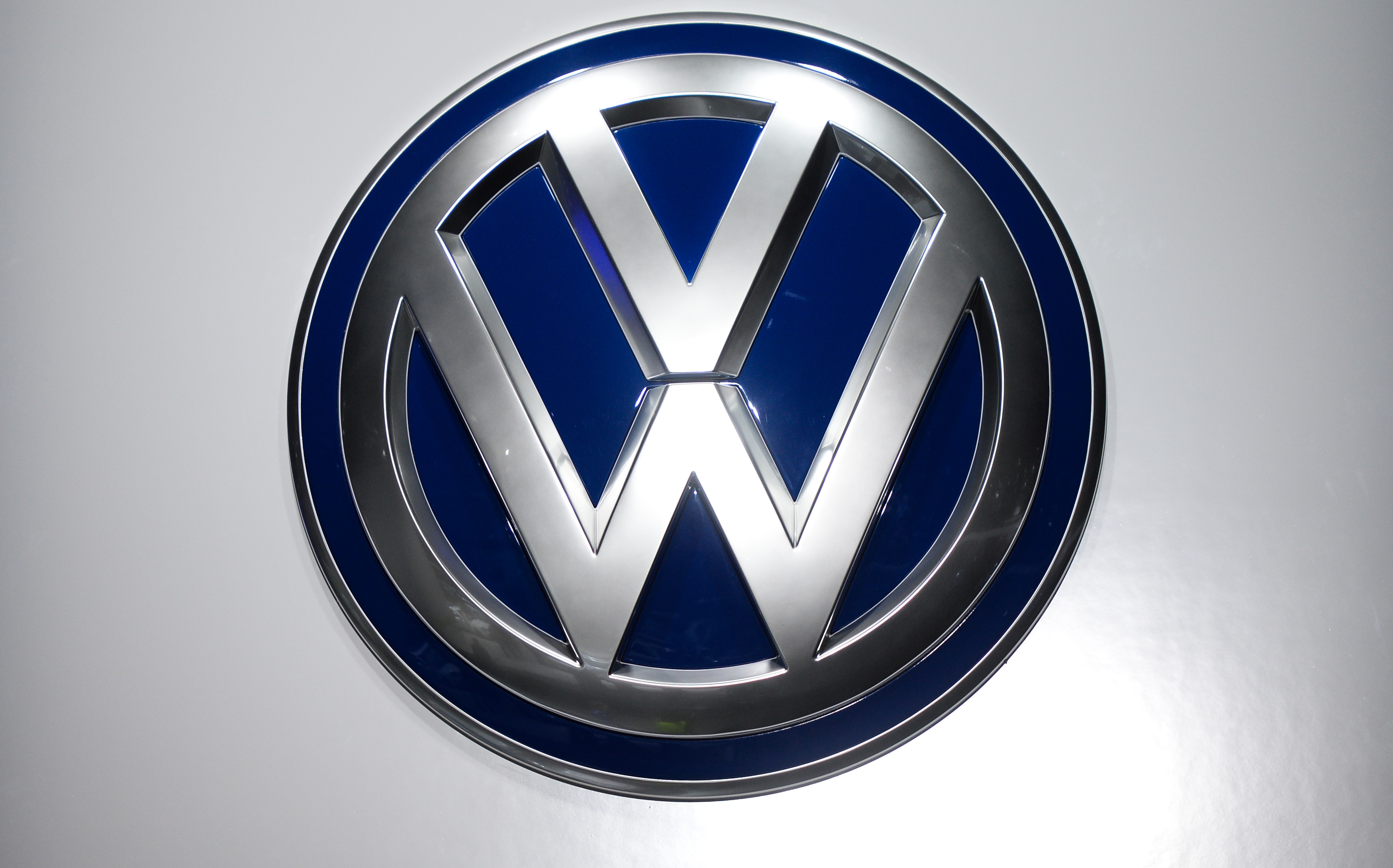 Круглые знаки машин. Марка машины Volkswagen. Volkswagen эмблема. Фольксваген марка лого. Значок Фольксвагена на авто.