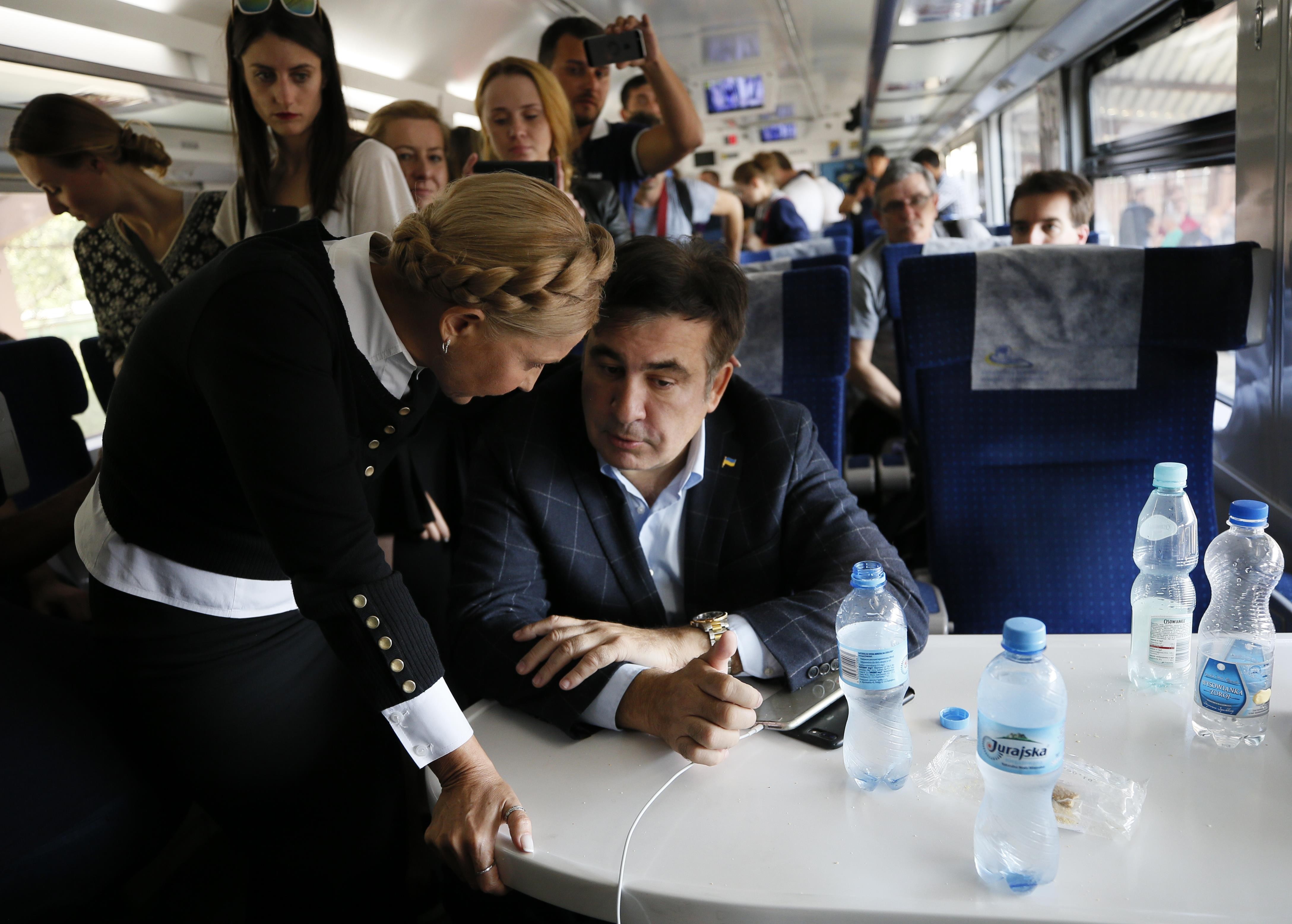 Экс-губернатор Одесской области Михаил Саакашвили и лидер "Батькивщины" Юлия Тимошенко. Фото: &copy; REUTERS/GLEB GARANICH