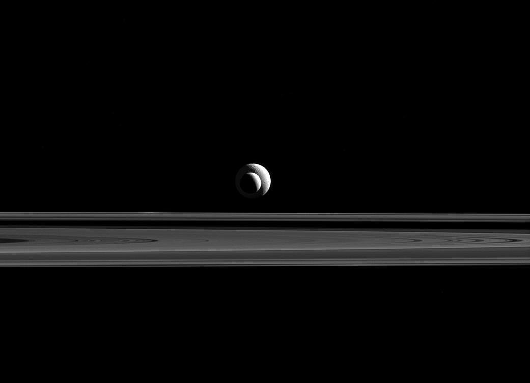 Два спутника Сатурна — Энцелад и Тетис — позируют на фоне колец