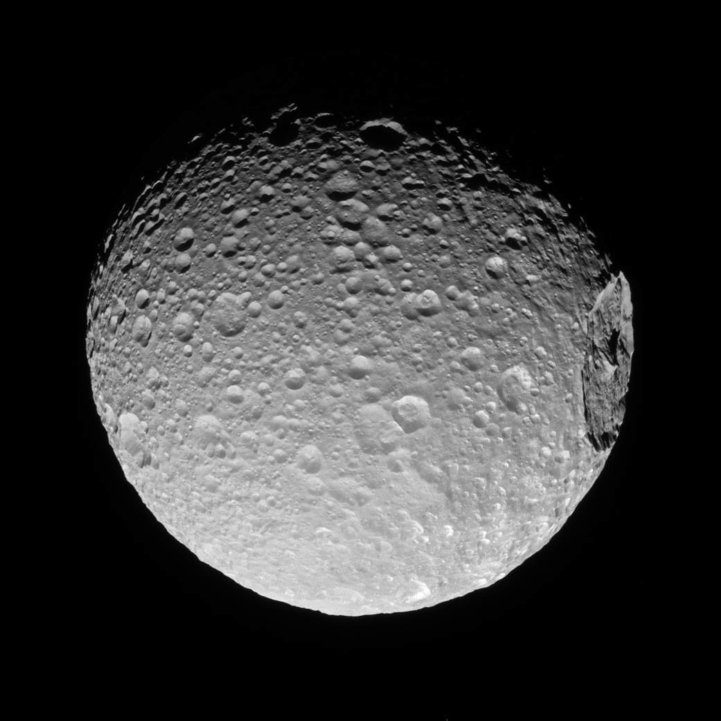 Спутник Сатурна Мимас с огромным кратером на боку, делающим его похожим на "Звезду смерти"