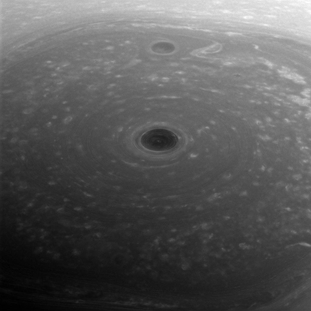 "Край света" — воронка огромного вихря на южном полюсе Сатурна