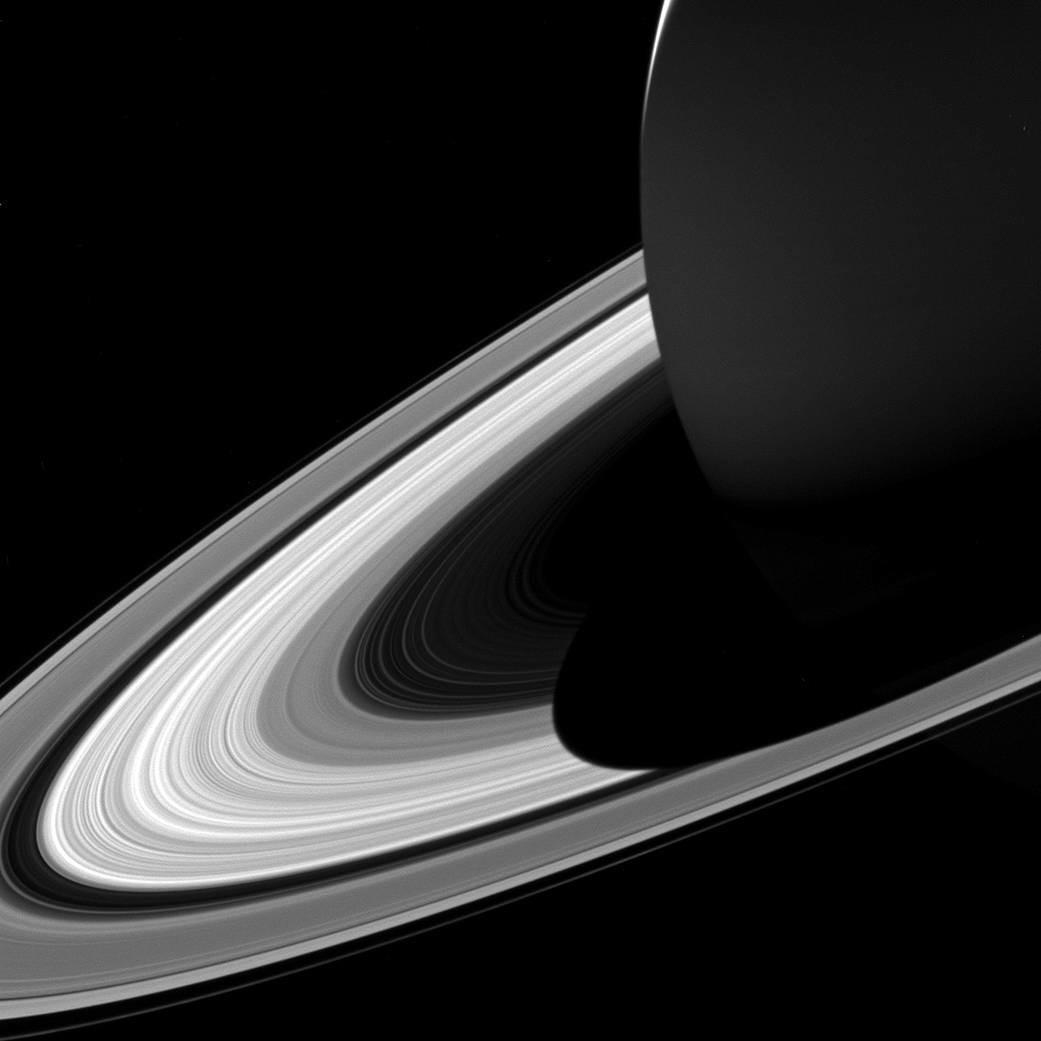 Сатурн отбрасывает тень на свои кольца