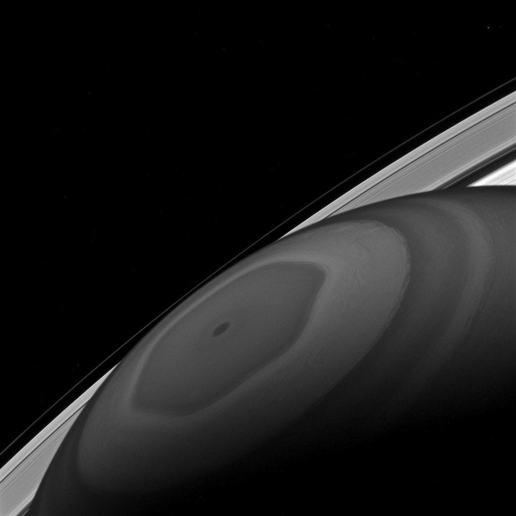Северный полюс Сатурна, где уже многие годы бушует гигантский шторм, создавая из вихрей огромный шестиугольник