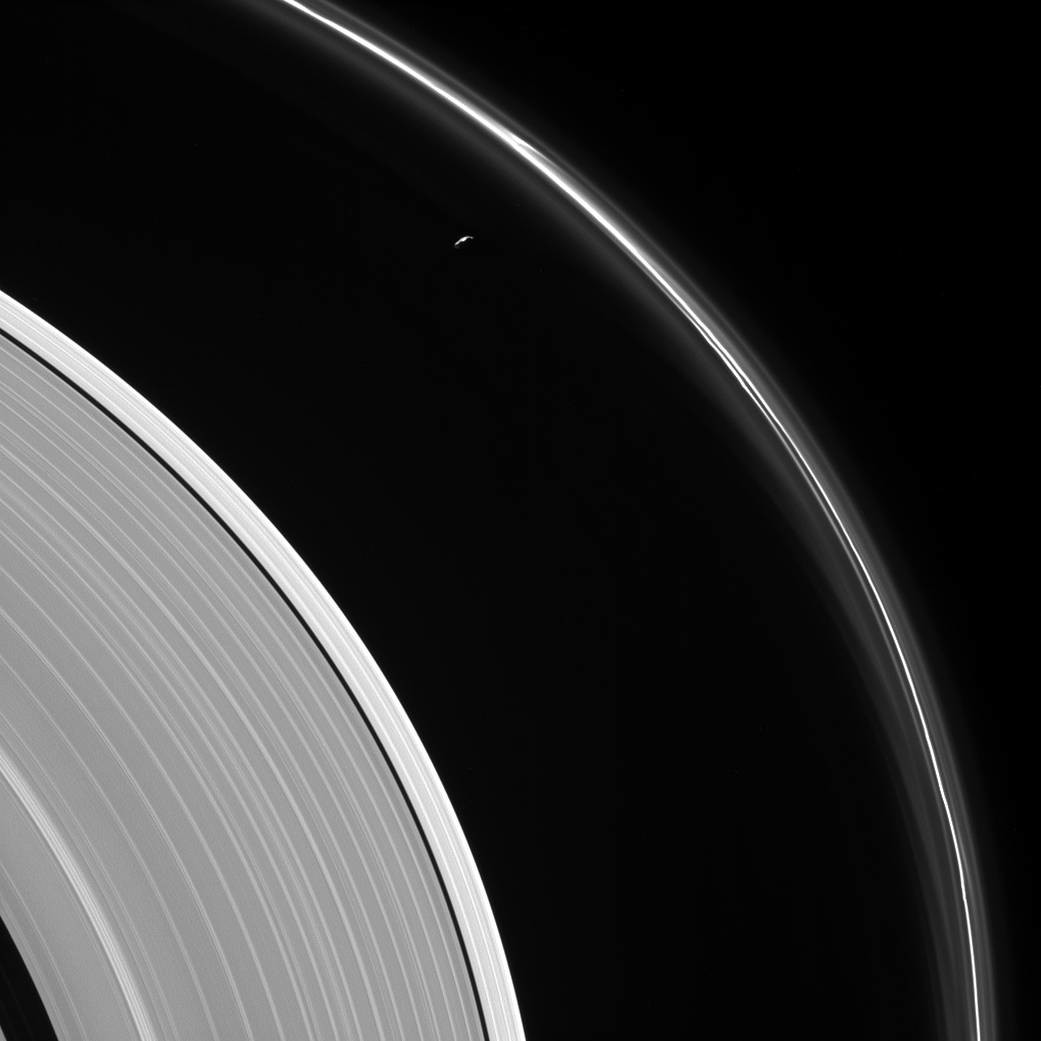 Спутник Сатурна Прометей на фоне колец планеты