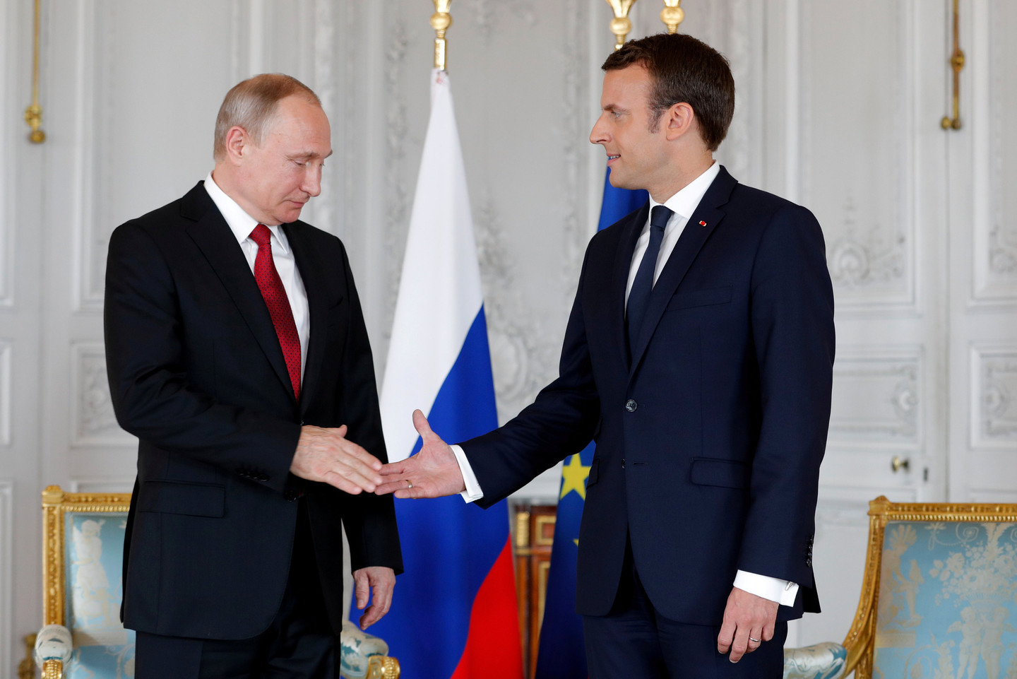 Президенты Владимир Путин и Эмманюэль Макрон. Фото: &copy; REUTERS/Philippe Wojazer