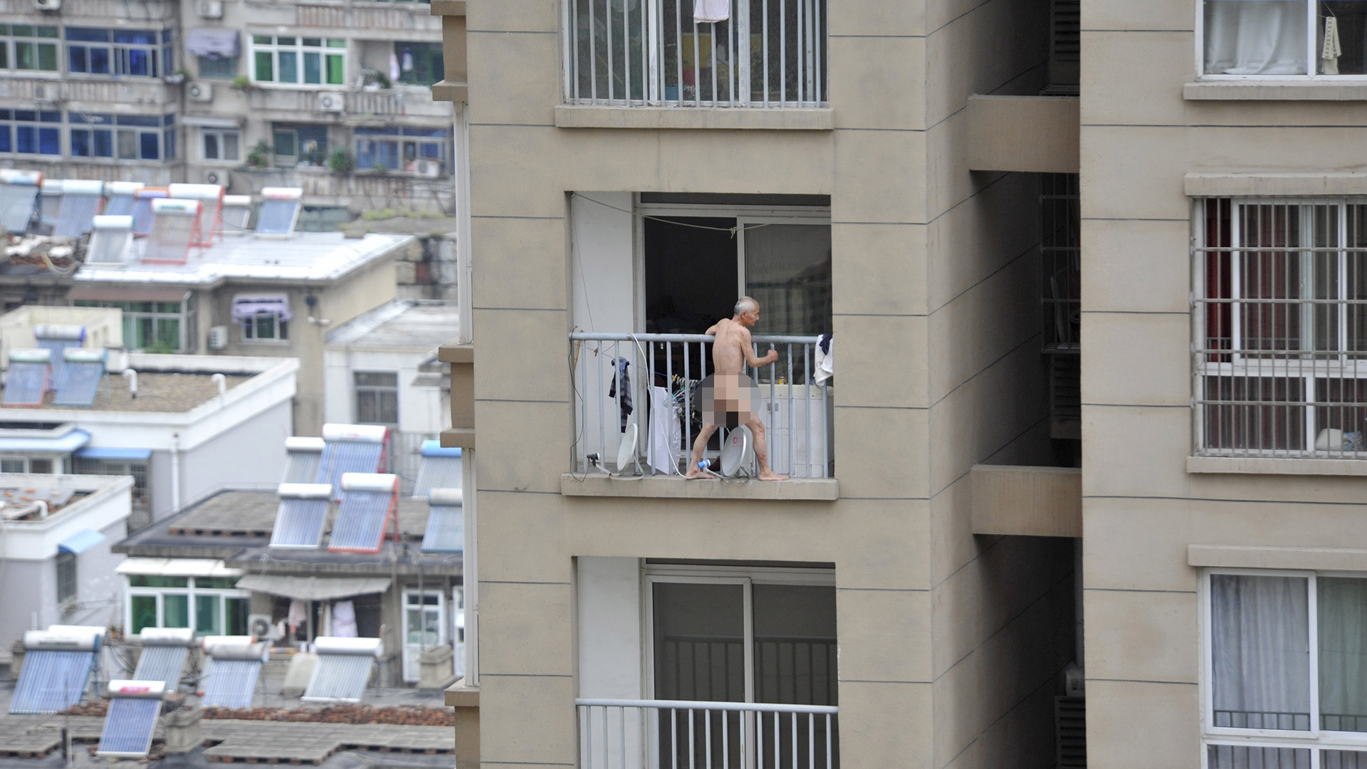 мужик выходит на балкон голым фото 20