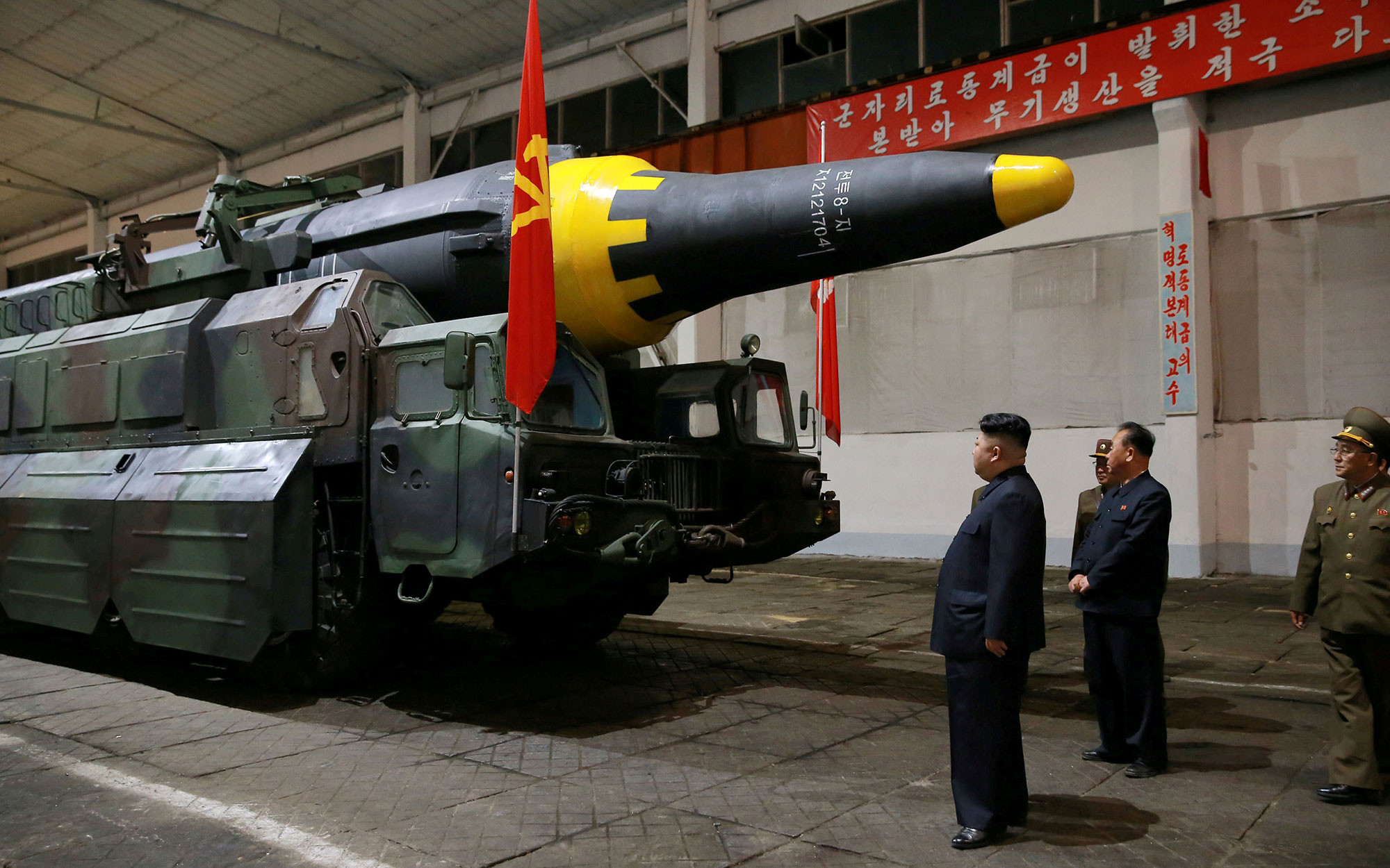 Северокорейский лидер Ким Чен Ын осматривает дальнюю стратегическую баллистическую ракету Hwasong-12 (Марс-12). Фото: © KCNA via REUTERS