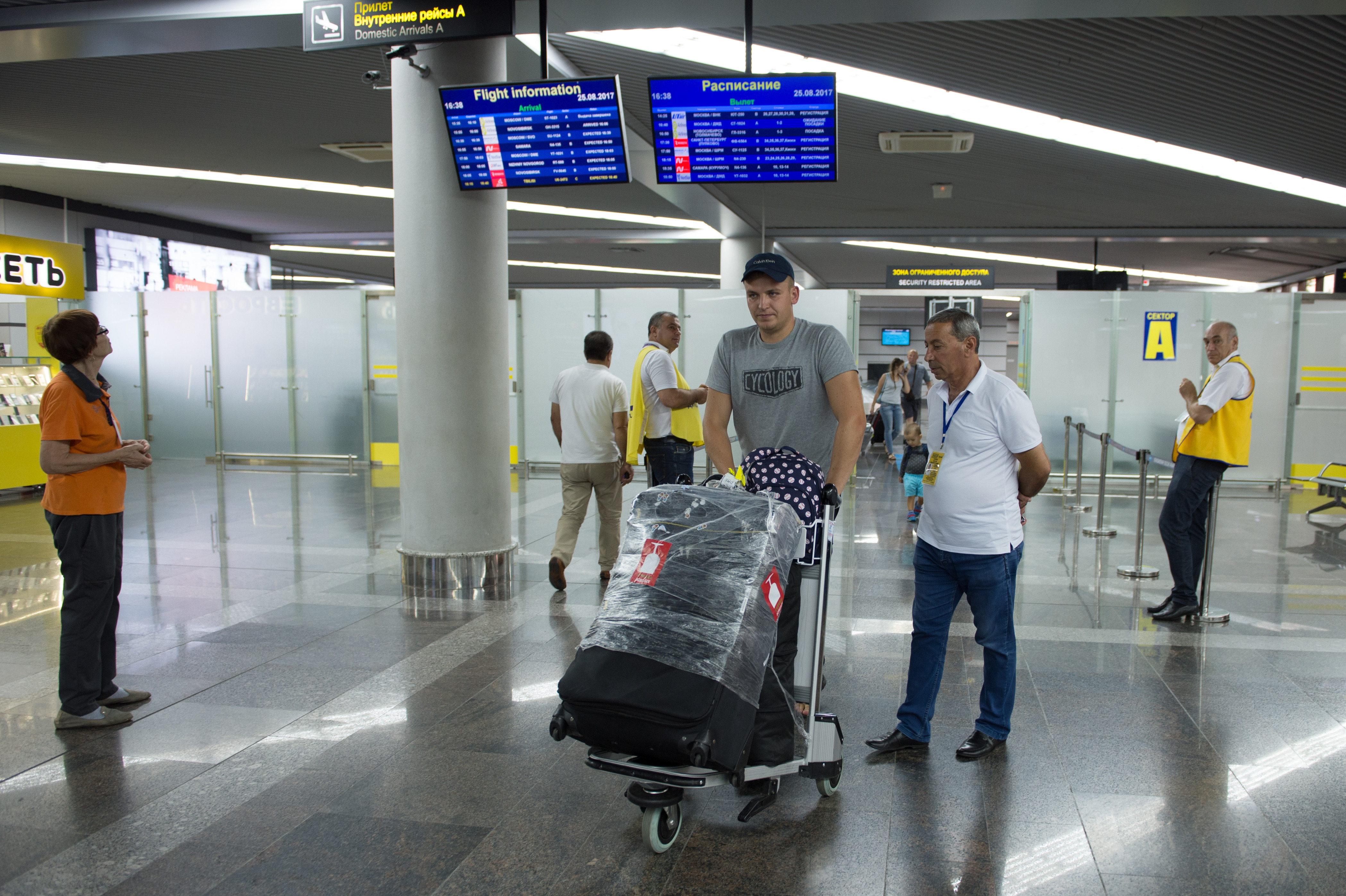 Пассажиры&nbsp;в международном аэропорту Сочи. Фото: &copy; РИА Новости/Нина Зотина