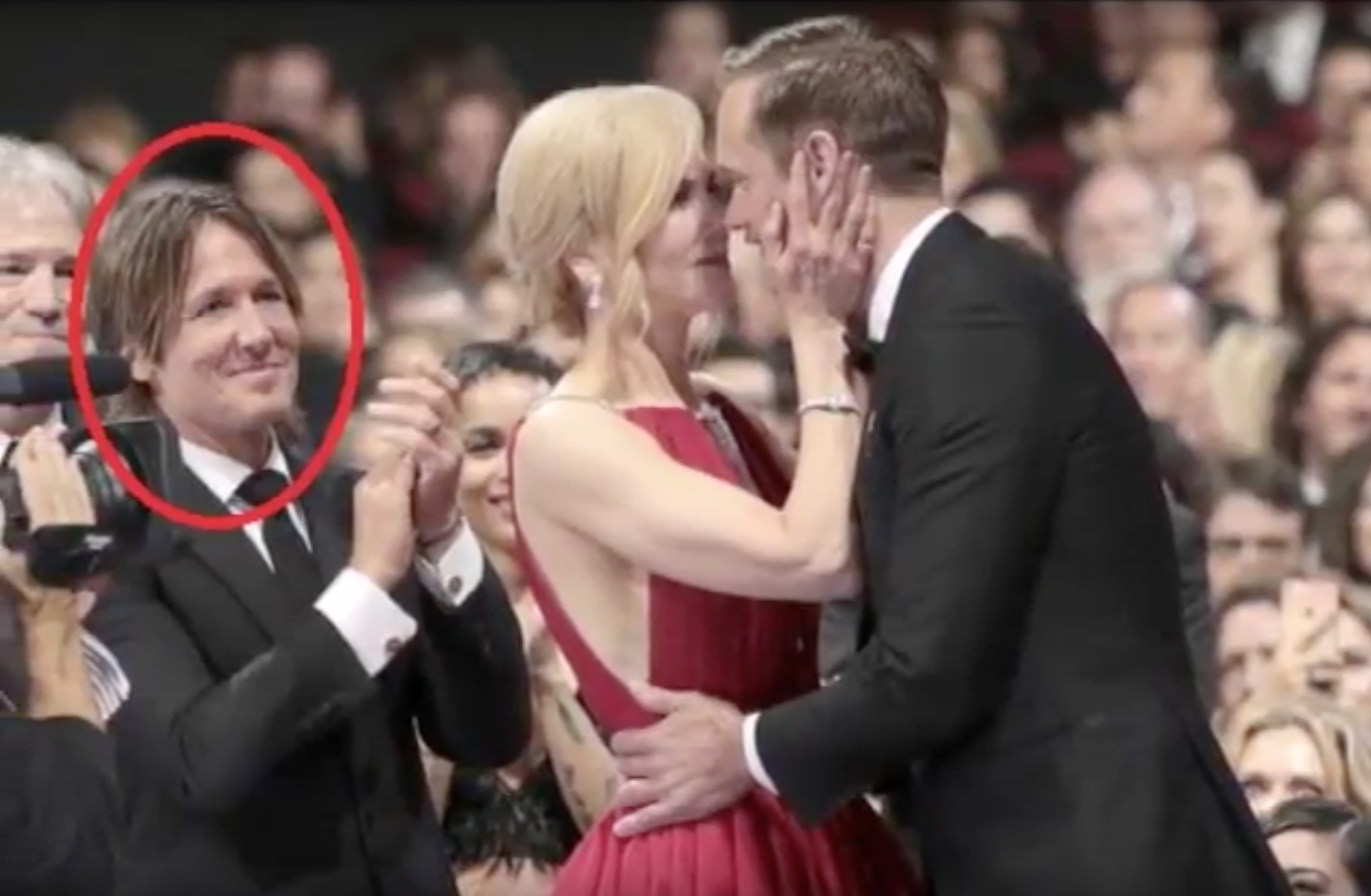 Момент поцелуя Николь Кидман и Александра Скарсгарда, муж актрисы Кит Урбан (слева). Фото: скриншот с youtube