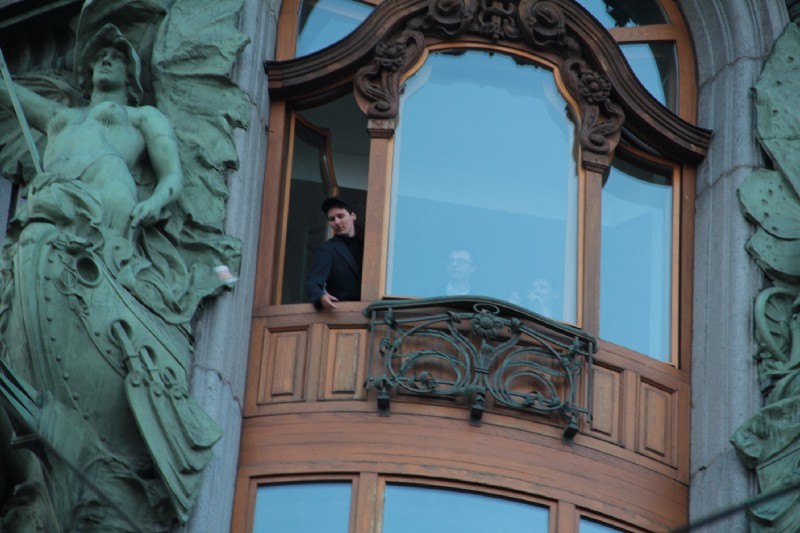 Павел Дуров (слева) с Ильёй Перекопским (в центре) бросают деньги из окна моего кабинета. Фото: © medium.com