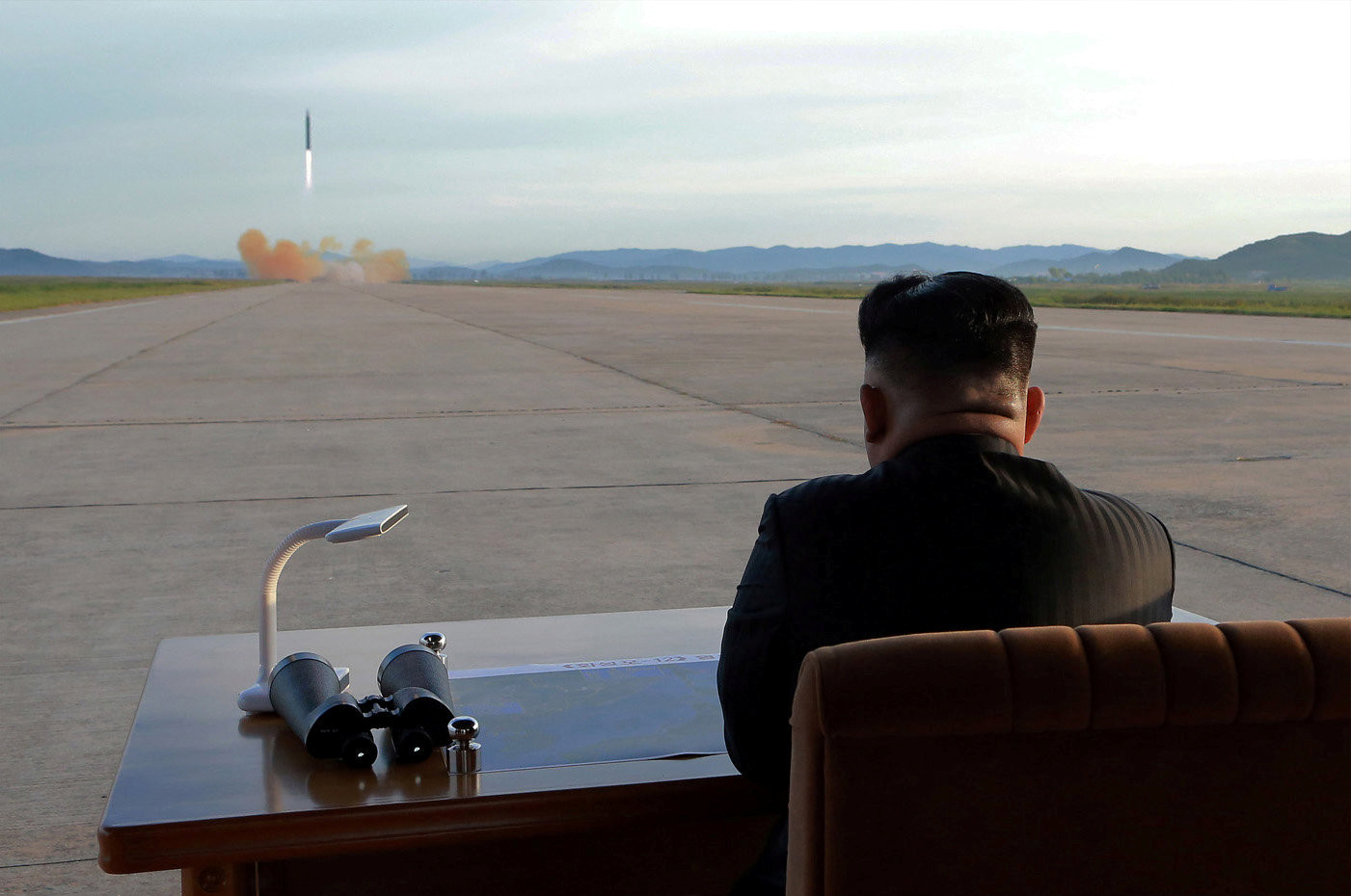 Лидер КНДР Ким Чен Ын во время запуска ракеты "Хвасон-12". Фото: &copy; REUTERS/KCNA