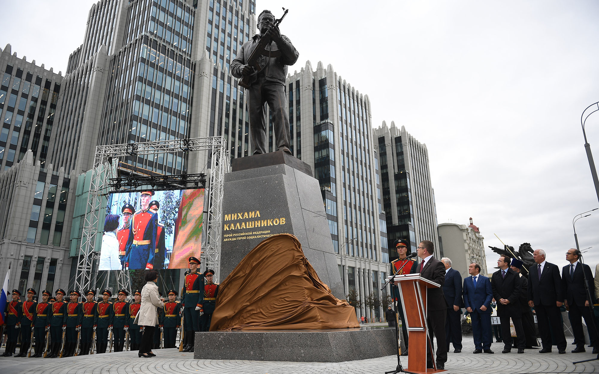 Церемония открытия памятника оружейнику Михаилу Калашникову в Москве. Фото: © РИА Новости / Владимир Астапкович