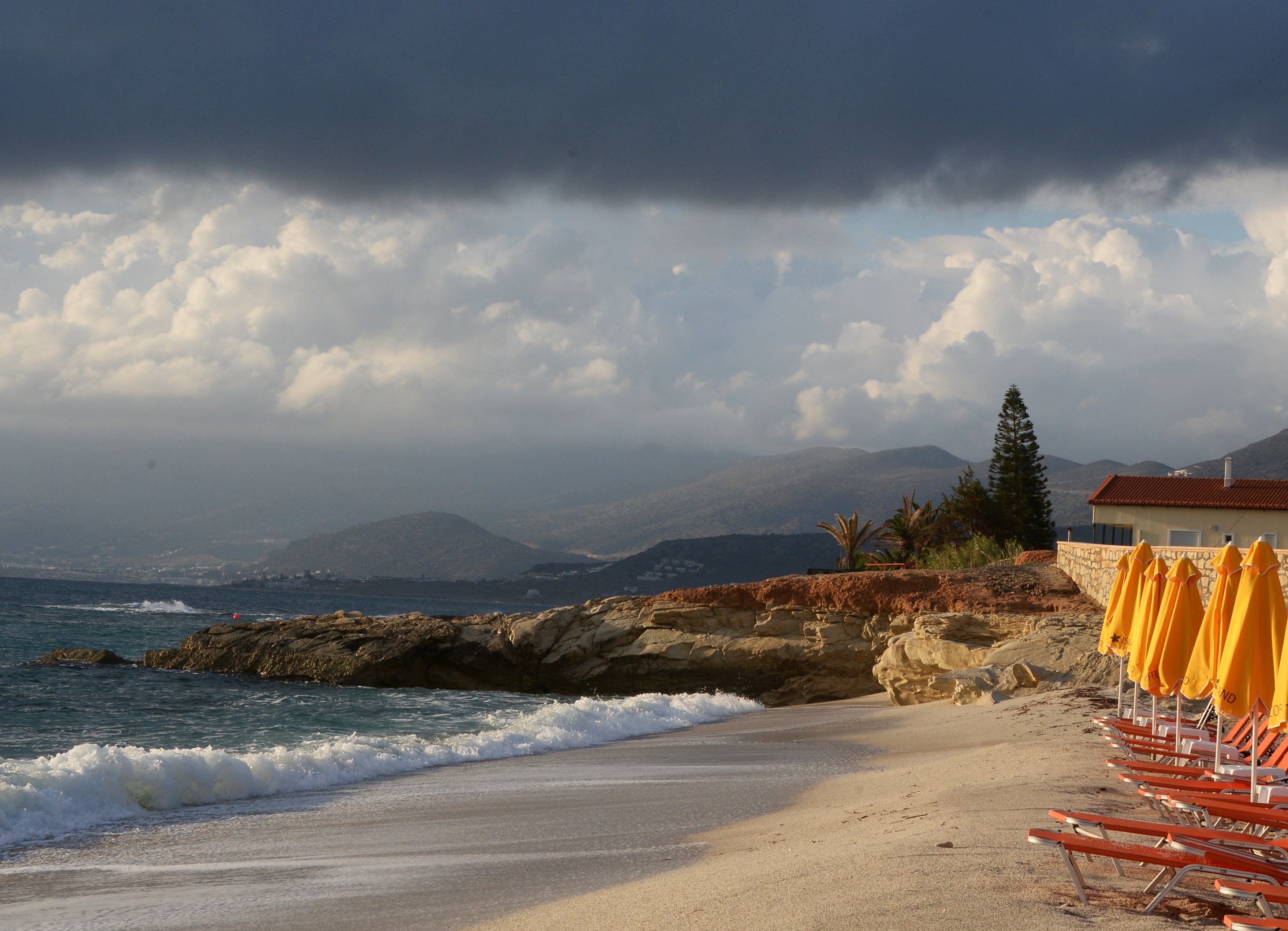 Пляж города Херсониссоса на острове Крит. Фото: &copy; РИА Новости/Владимир Федоренко