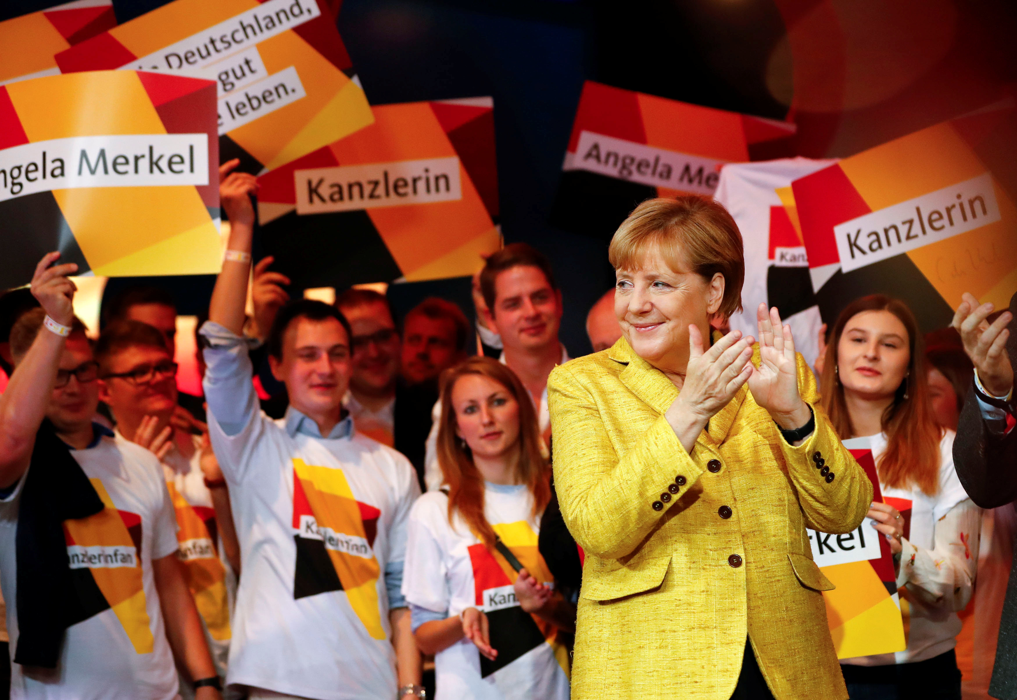Ангела Меркель со своими сторонниками. Фото: &copy;&nbsp;REUTERS/Fabrizio Bensch
