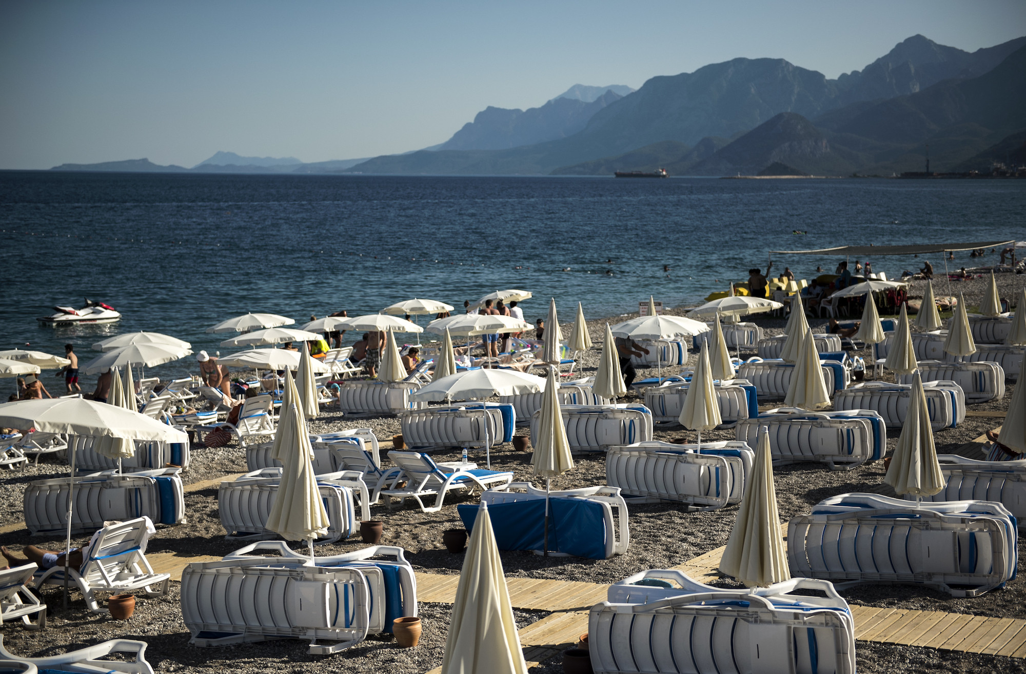 Шезлонги на пляже курорта Кемер в Турции. Фото: &copy; РИА Новости/Валерий Мельников