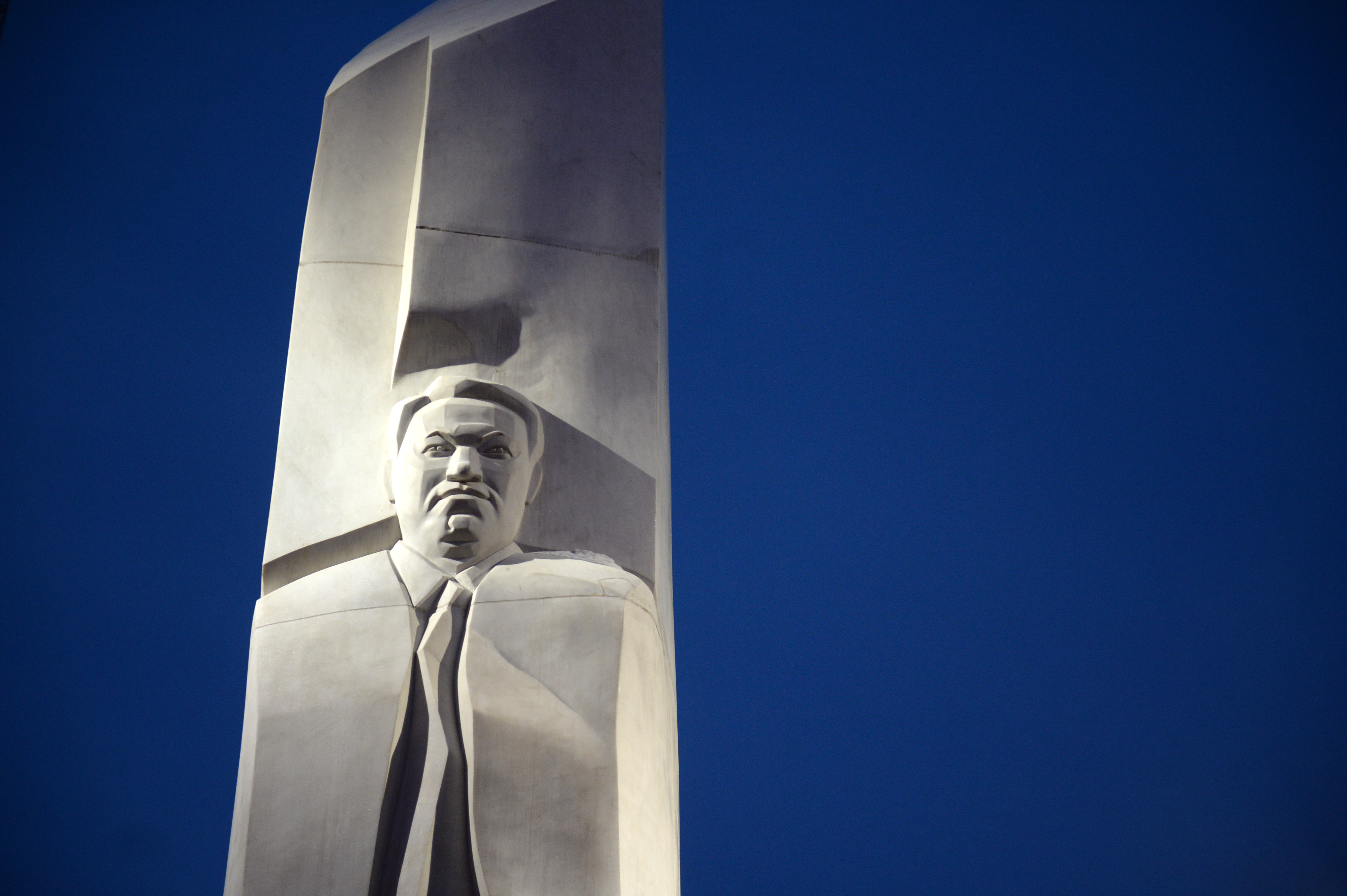 Монумент первому президенту России Борису Ельцину перед зданием "Ельцин-Центра". Фото &copy; РИА Новости/Павел Лисицын