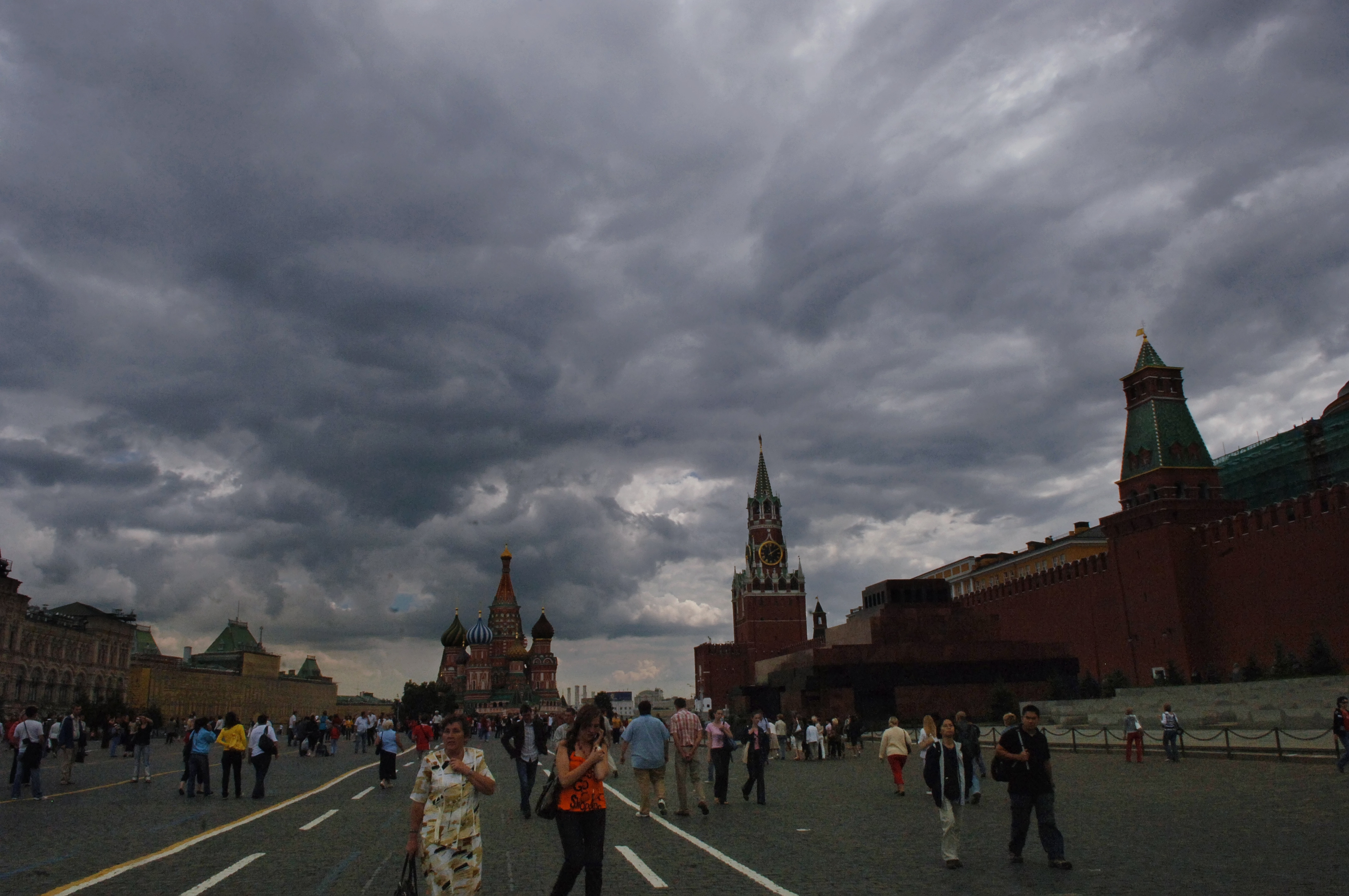 Покажите 14 дней. Красная площадь Москва пасмурно. Кремль дождь. Пасмурная Москва Кремль. Красная площадь Москва дождь.