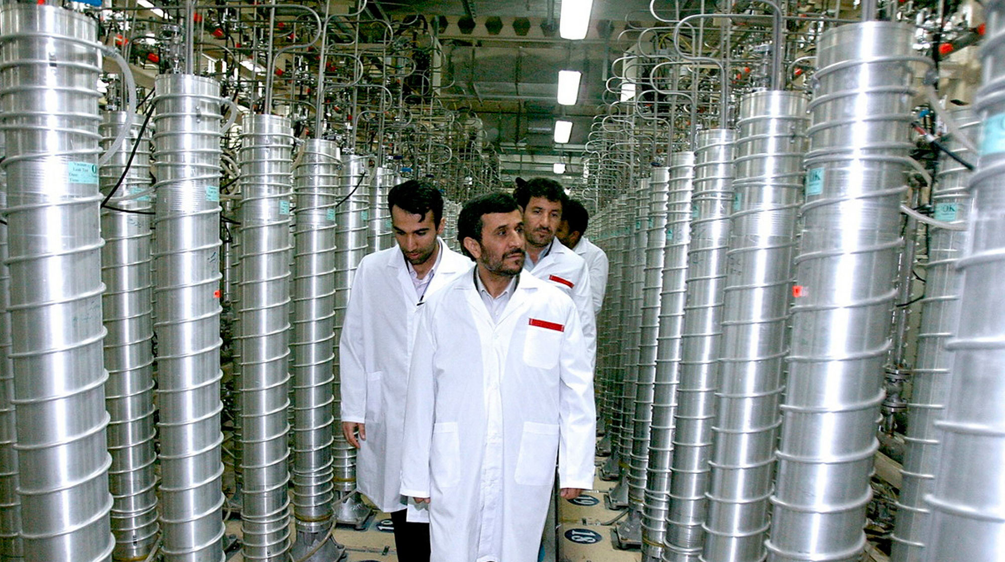 Президент Ирана Махмуд Ахмадинежад во время посещения секретного объекта — ядерного центра по обогащению урана — Натанз (Иран), 8 апреля 2008 г. Фото: © REUTERS/Presidential official website
