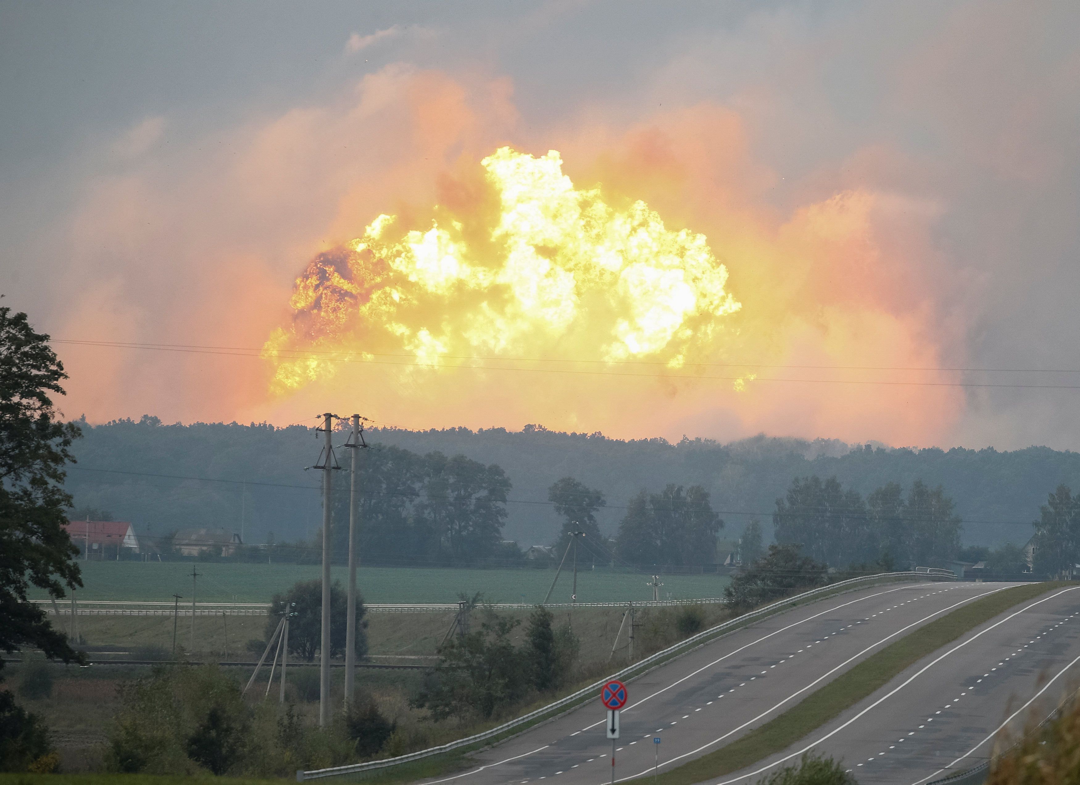 Пожар на арсенале в Винницкой области. Фото: &copy; REUTERS/Gleb Garanich