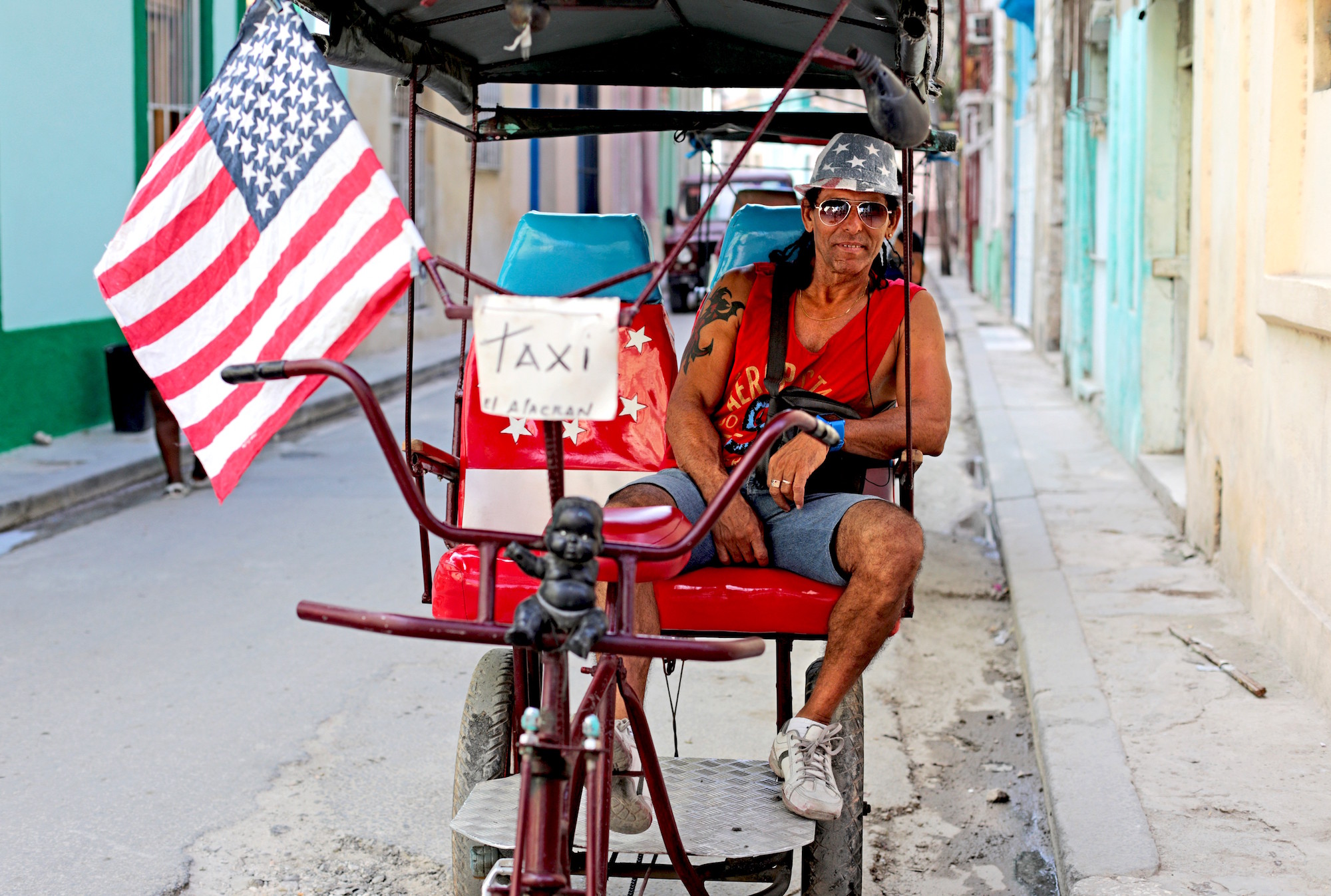 Кубинский таксист с американским флагом. Фото: &copy; РИА Новости/Мария Плотникова