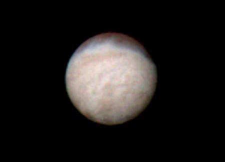 Снимок Тритона, полученный путём наложения прозрачных, фиолетовых и зелёных фильтров на три чёрно-белых снимка, сделанных аппаратом&nbsp;"Вояджер-2". Фото: &copy; NASA