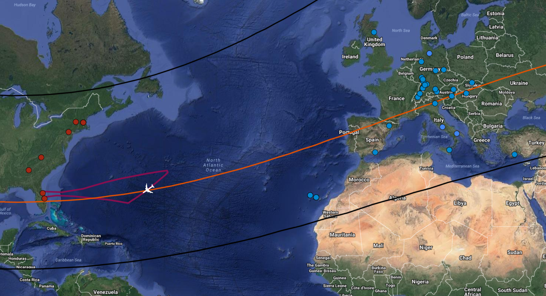 Границы тени Тритона обозначены чёрными линиями, оранжевая линия — центр этой тени. Красной линией показан маршрут самолёта, а точка двухминутного наблюдения за Тритоном обозначена рисунком самолёта. Красные и синие точки на карте — наземные обсерватории, которые также будут наблюдать за покрытием. Фото: © DSI/Karsten Schindler/NASA