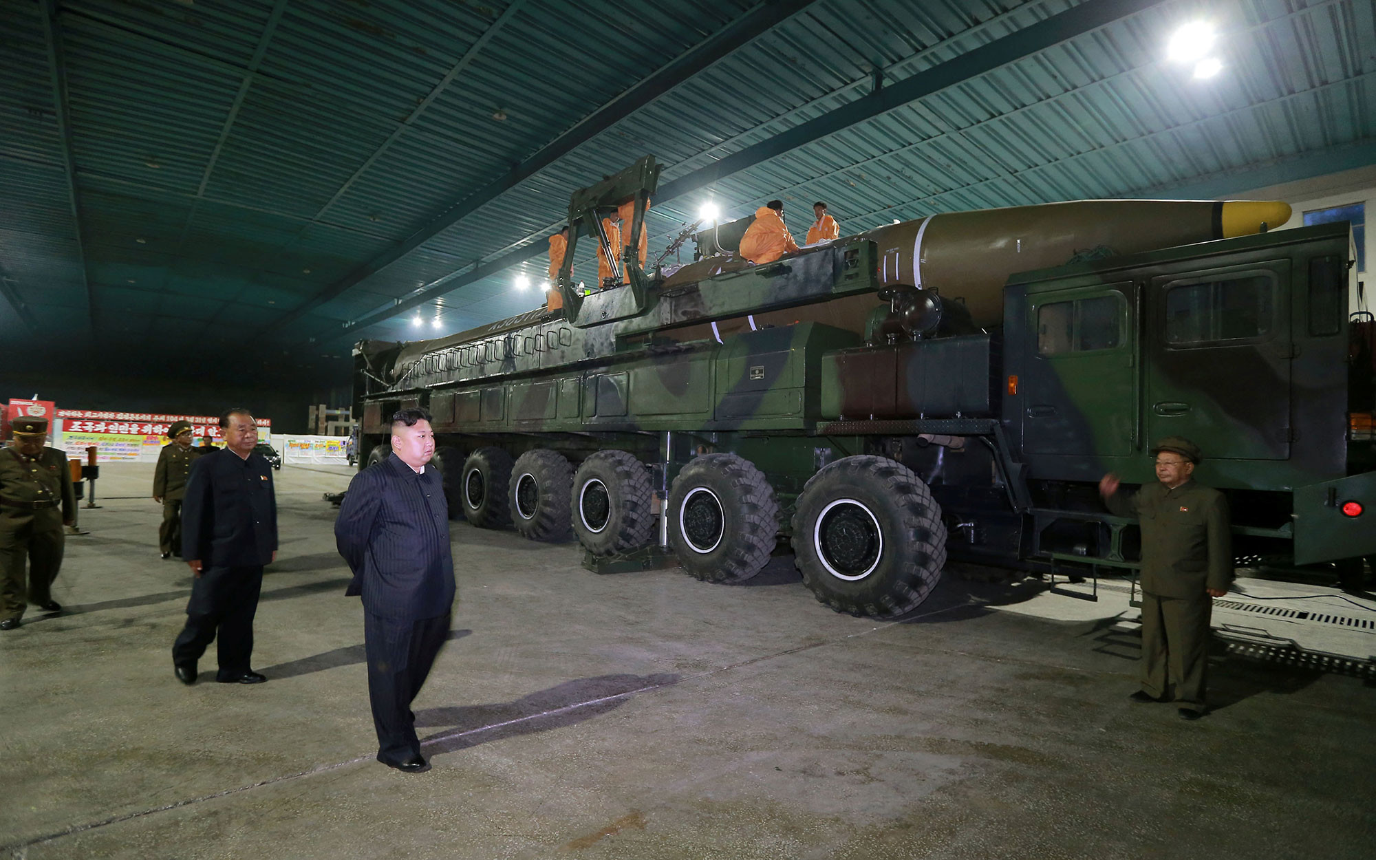 Ким Чен Ын осматривает ракету Hwasong-14. Фото: © KCNA/via REUTERS