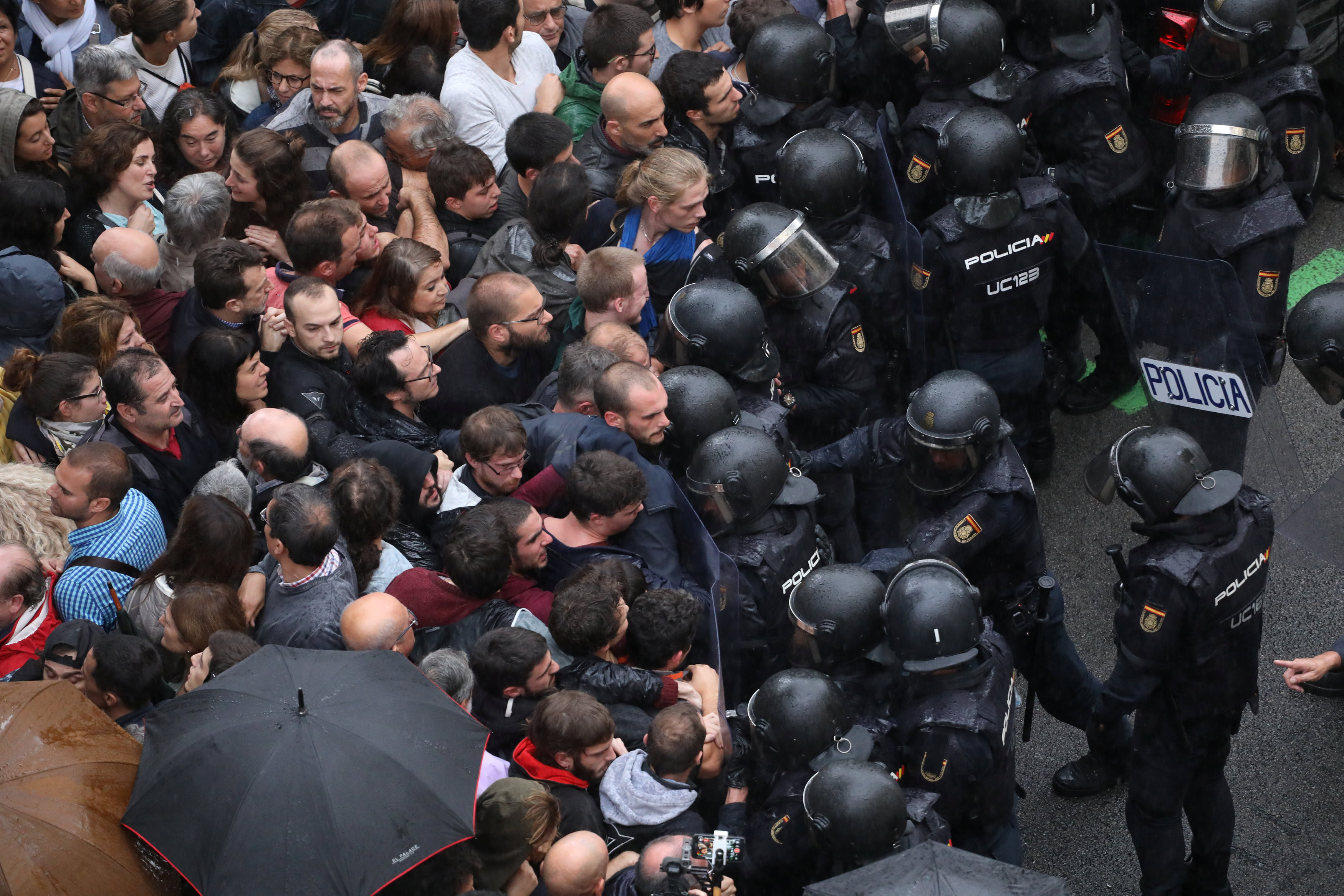 Столкновения полиции и сторонников референдума в Барселоне. Фото: &copy;REUTERS/Susana Vera