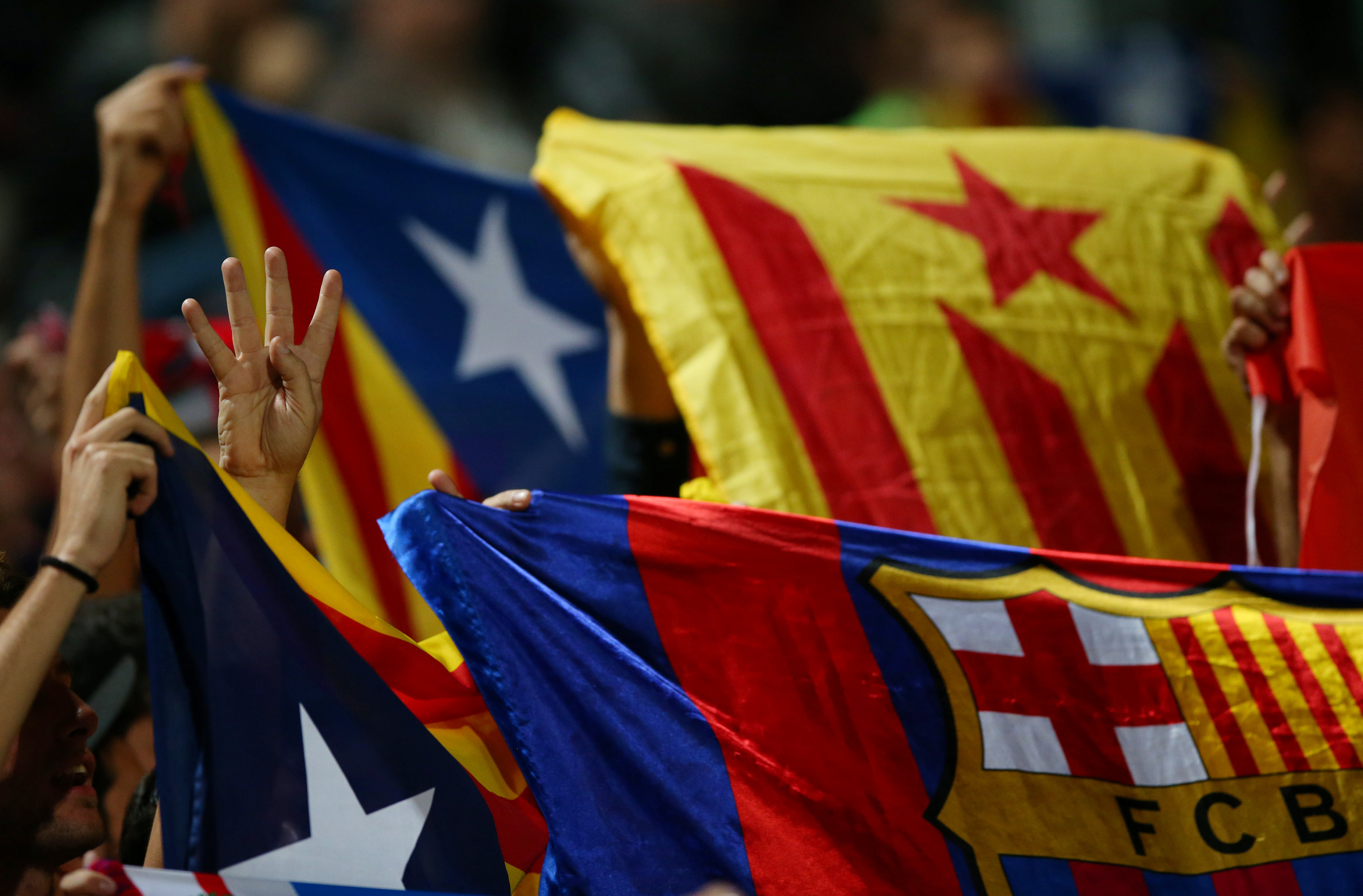 Флаги Каталонии и ФК "Барселона". Фото: &copy;REUTERS/Albert Gea